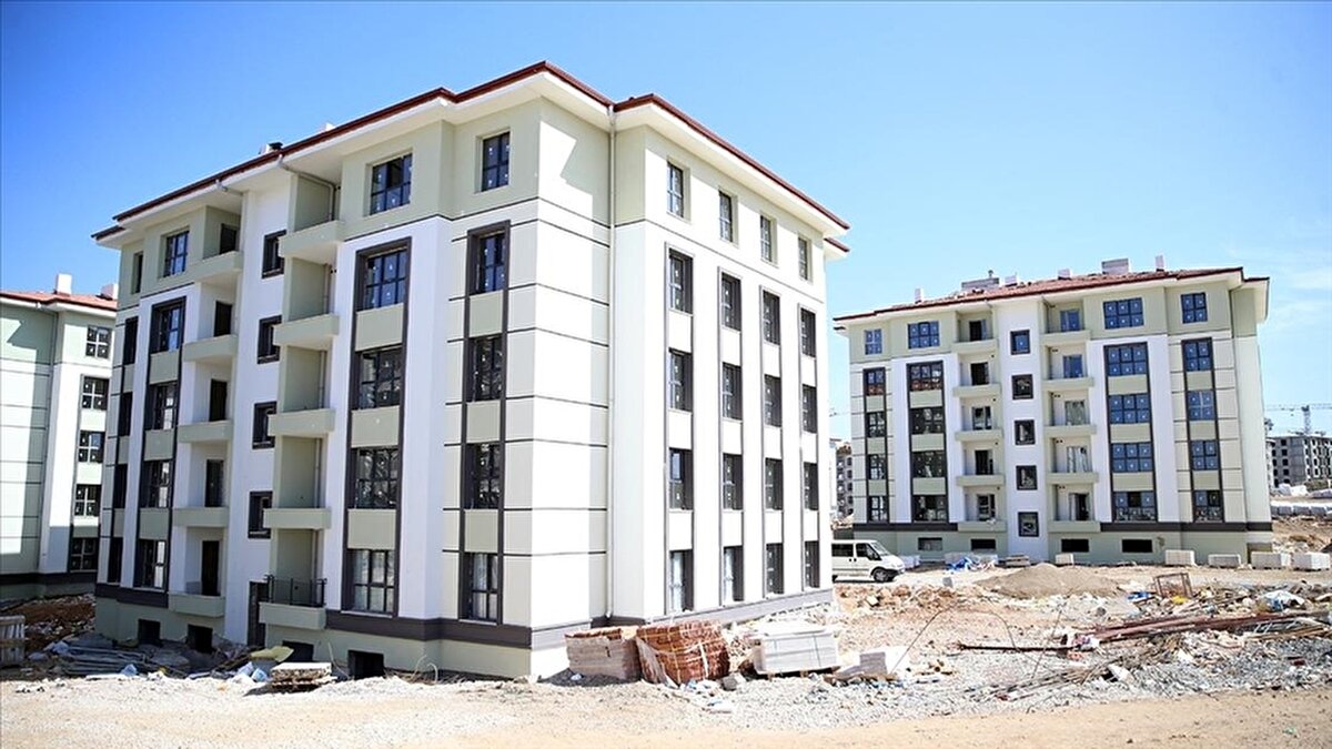 6 Şubat 2023 tarihinde meydana gelen ve Türkiye’yi derinden sarsan Kahramanmaraş merkezli depremlerin ardından geçen 2 yılda, dünyanın en hızlı ve kapsamlı afet sonrası iyileştirme süreçlerinden biri yürütüldü. Cumhurbaşkanlığı, AFAD ve ilgili bakanlıkların koordinasyonunda yürütülen yeniden inşa çalışmaları, 13 ilde on binlerce konut ve iş yerinin inşa edilerek hak sahiplerine teslim edilmesiyle yeni bir döneme giriyor.