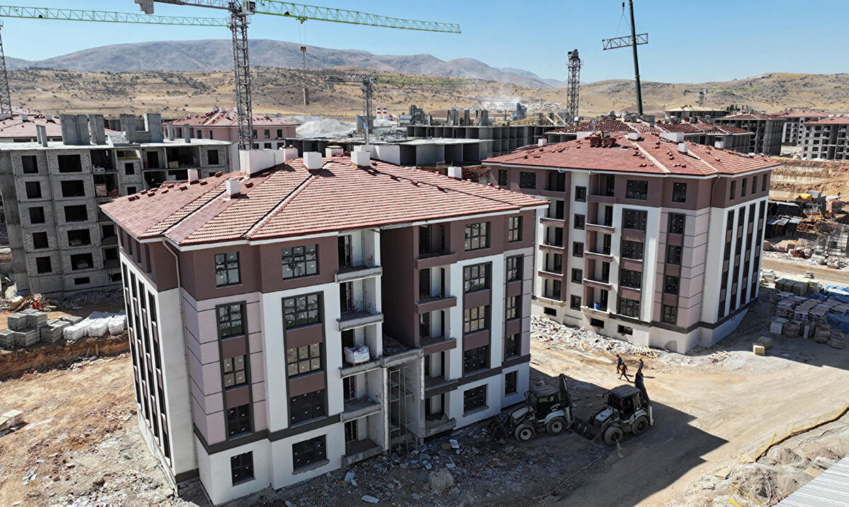 Tören canlı yayınla izlenebilecek<br><br>AFAD tarafından yapılan duyuruda, 19 Haziran’daki kura çekimi ve anahtar teslim töreninin AFAD’ın YouTube hesabı üzerinden canlı olarak yayınlanacağı bilgisi de paylaşıldı. Törenin ardından kura çekimi sonuçları ise e-Devlet sistemi üzerinden erişilebilen @ekapi AFAD sayfasında ilan edilecek.