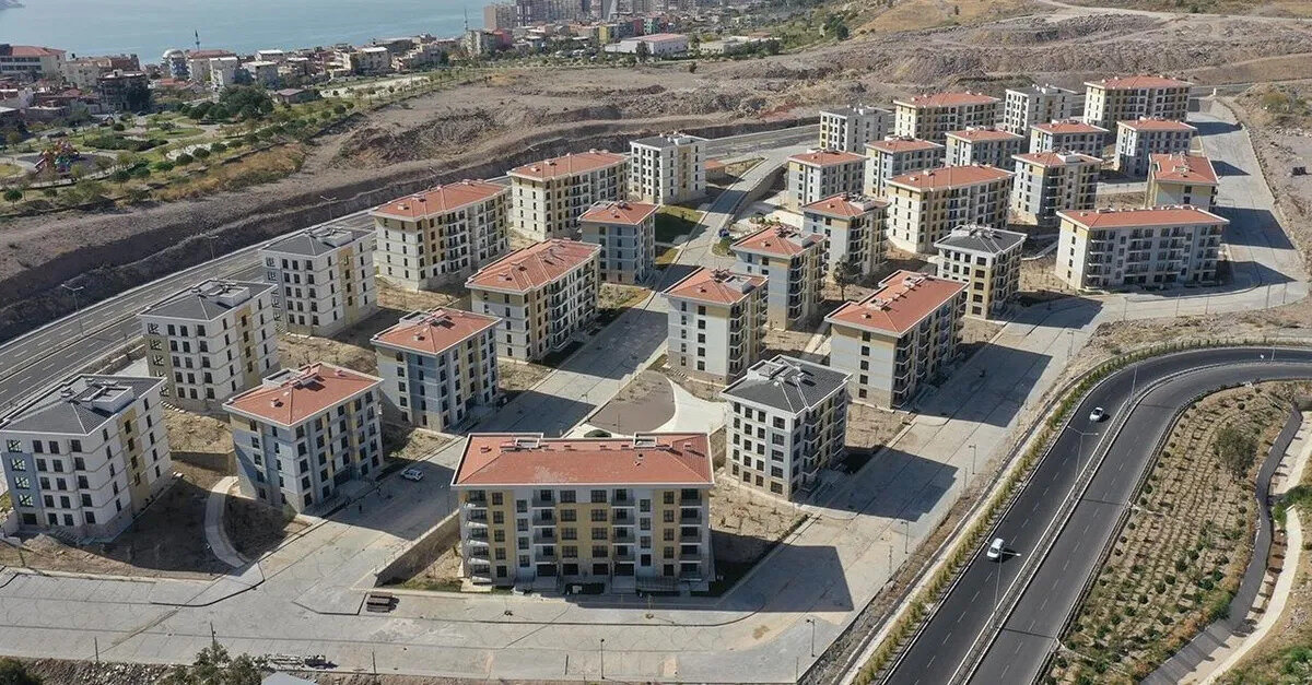 19 Haziran 2025 Perşembe günü, Cumhurbaşkanı Recep Tayyip Erdoğan’ın da katılımıyla yapılacak Deprem Konutları Kura ve Anahtar Teslim Töreni yarın gerçekleşecek.