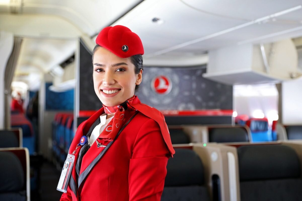 Başvuruya engel durumlar<br><br>THY veya iştiraklerinden fesih, sağlık, disiplinsizlik ya da devamsızlık nedenleriyle ayrılmış olmak,<br><br>Emeklilik hakkı kazanmış olmak,<br><br>Adli sicil veya arşiv kaydına sahip olmak,<br><br>THY iştiraklerinde çalışıyorsa, en az 3 yıl deneyim şartını sağlamamak<br><br>gibi durumlar adayların başvurusunu geçersiz kılıyor.<br><br>Başvuru için son fırsat<br><br>Yüksek standartları ve uluslararası kariyer fırsatlarıyla dikkat çeken THY, kabin memuru adaylarını titiz bir süreçle değerlendiriyor. Siz de gökyüzünde kariyer yapmak istiyorsanız, başvuru koşullarını dikkatle inceleyip kariyer.thy.com üzerinden başvurunuzu yapabilirsiniz.