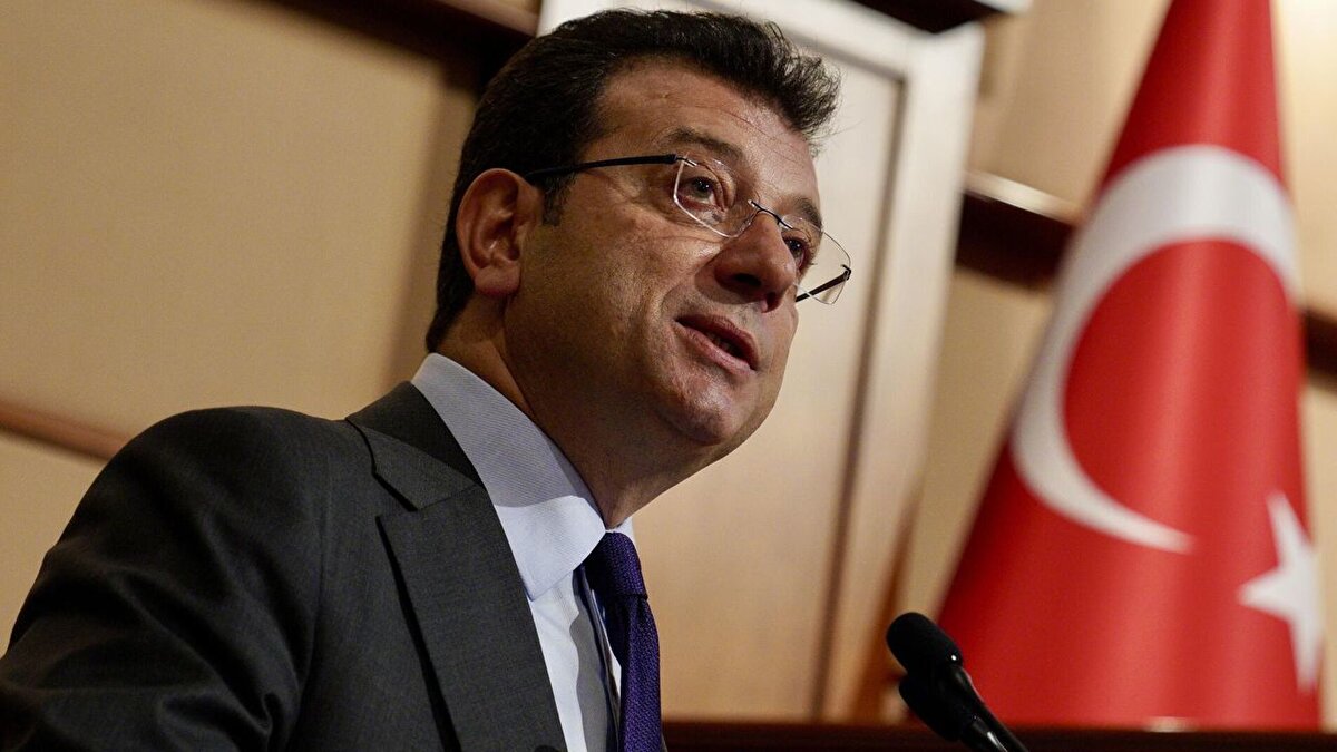 Soruşturma dosyasının öğrenilmesi nedeniyle yine göstermelik fiyatın gizlenmesi amacıyla ara buluculuk sözleşmesi düzenlendiğine yer verilen raporda, söz konusu devre ilişkin İmamoğlu İnşaat AŞ'nin yasal defterlerine göstermelik borç kaydı (cari hesap) yapıldığı aktarıldı.<br><br>Raporda, ikinci eylemin birbirini tamamlayan üç farklı eylemden oluştuğu belirtildi.<br><br>