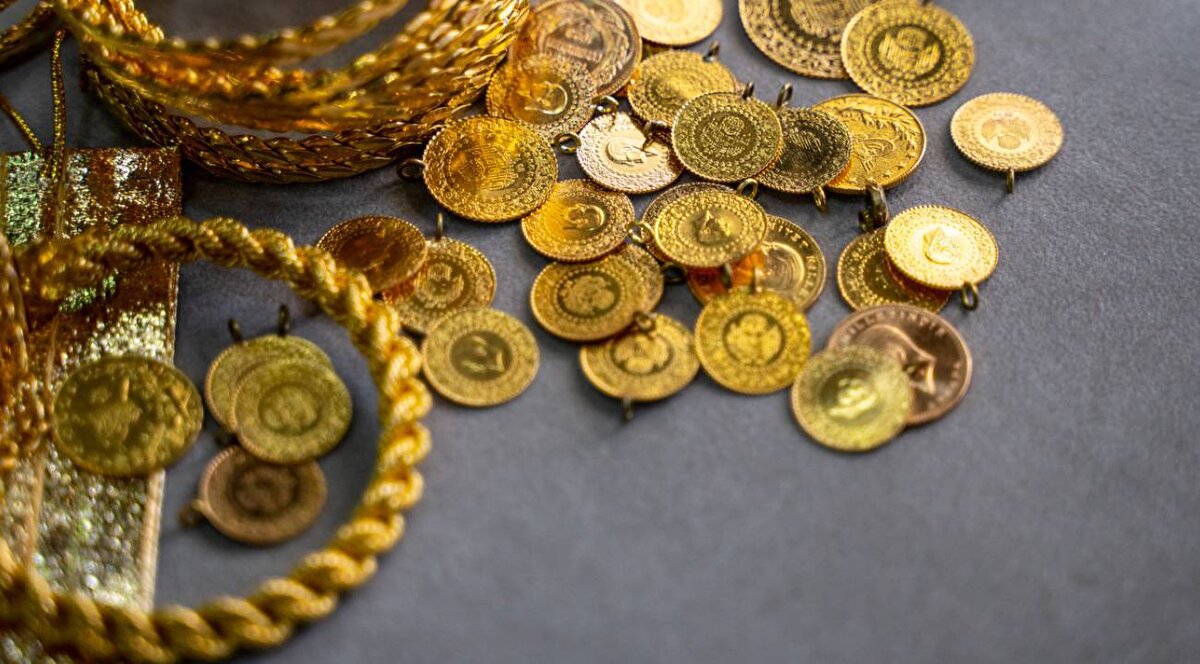 Altın fiyatları günün erken saatlerinde araştırılmaya başlandı. İç ve dış piyasayı etkileyen altın ve döviz kurundaki değişimler vatandaşlar tarafından merakla takip ediliyor. Orta Doğu'da yaşanan olayların ardından dalgalanan altın fiyatlarında son durum ne oldu? Gram altın kaç TL? Ons altın fiyatı bugün ne kadar? İşte 18 Haziran 2025 Çarşamba günü gram altın, çeyrek altın, yarım altın, tam altın, ons altın fiyatları...