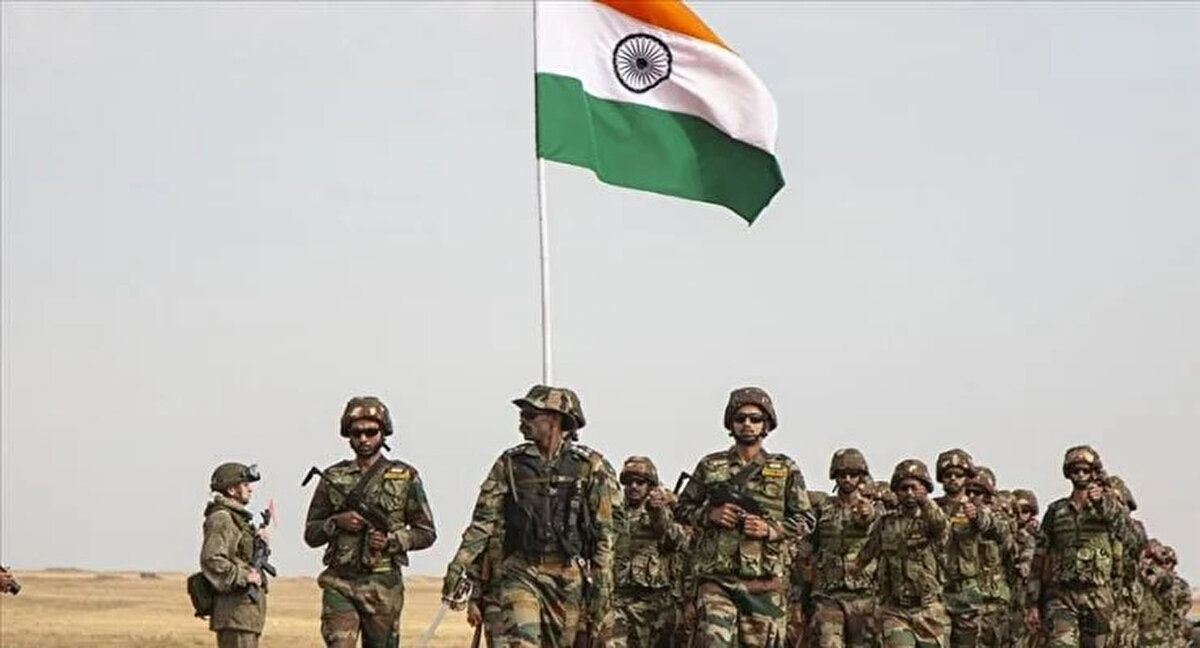 Hindistan 🇮🇳<br>Toplam Asker Sayısı: ~2.8 milyon<br><br>Aktif Personel: ~1.5 milyon<br><br>Yedek ve Paramiliter: ~1.3 milyon<br><br>Öne Çıkan: Güney Asya’da baskın güç. Kara kuvvetleri son derece geniş.<br><br>Detay: Hem Pakistan hem Çin sınırları nedeniyle çift yönlü hazırlık yapıyor.<br><br>