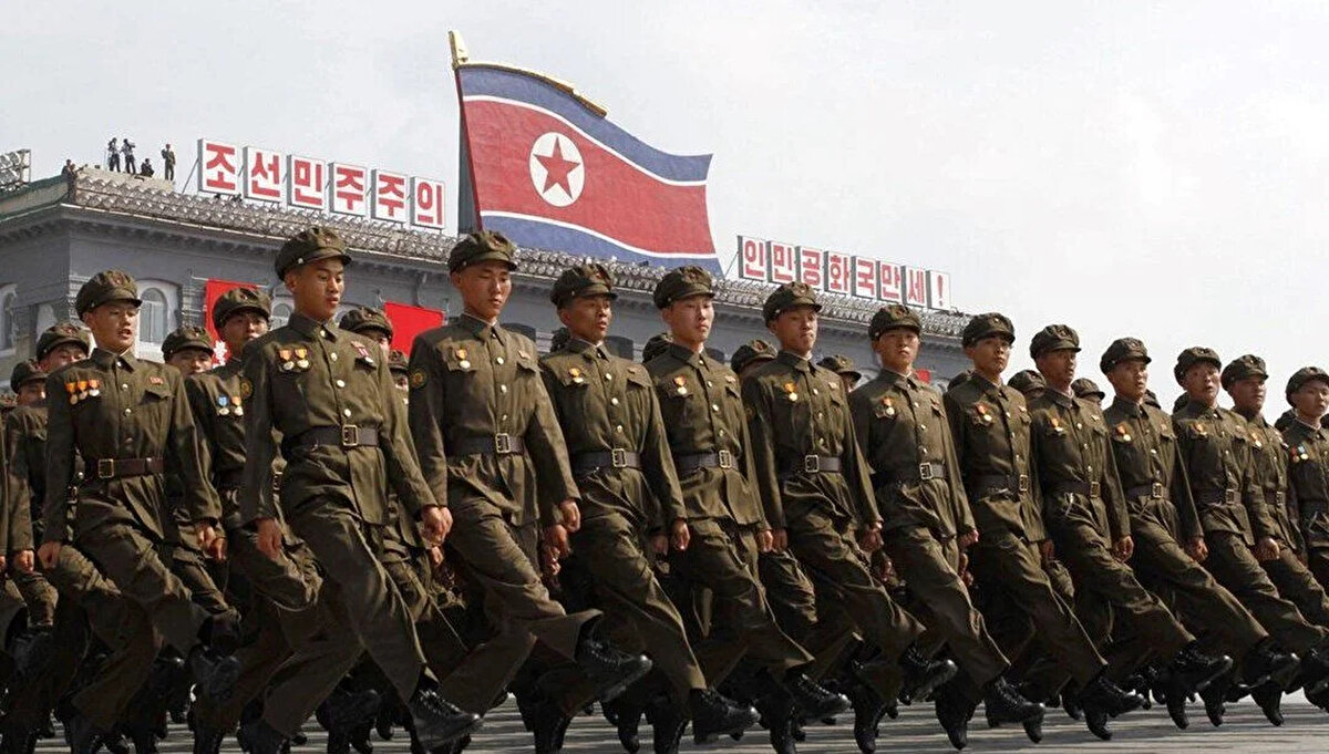 Kuzey Kore 🇰🇵<br>Toplam Asker Sayısı: ~1.8 milyon<br><br>Aktif Personel: ~1.2 milyon<br><br>Yedek ve Paramiliter: ~600 bin<br><br>Öne Çıkan: Nüfusa oranla en fazla asker. Kadın asker sayısı yüksek.<br><br>Detay: Rejim kontrolü altında zorunlu uzun dönem askerlik uygulanıyor.<br><br>