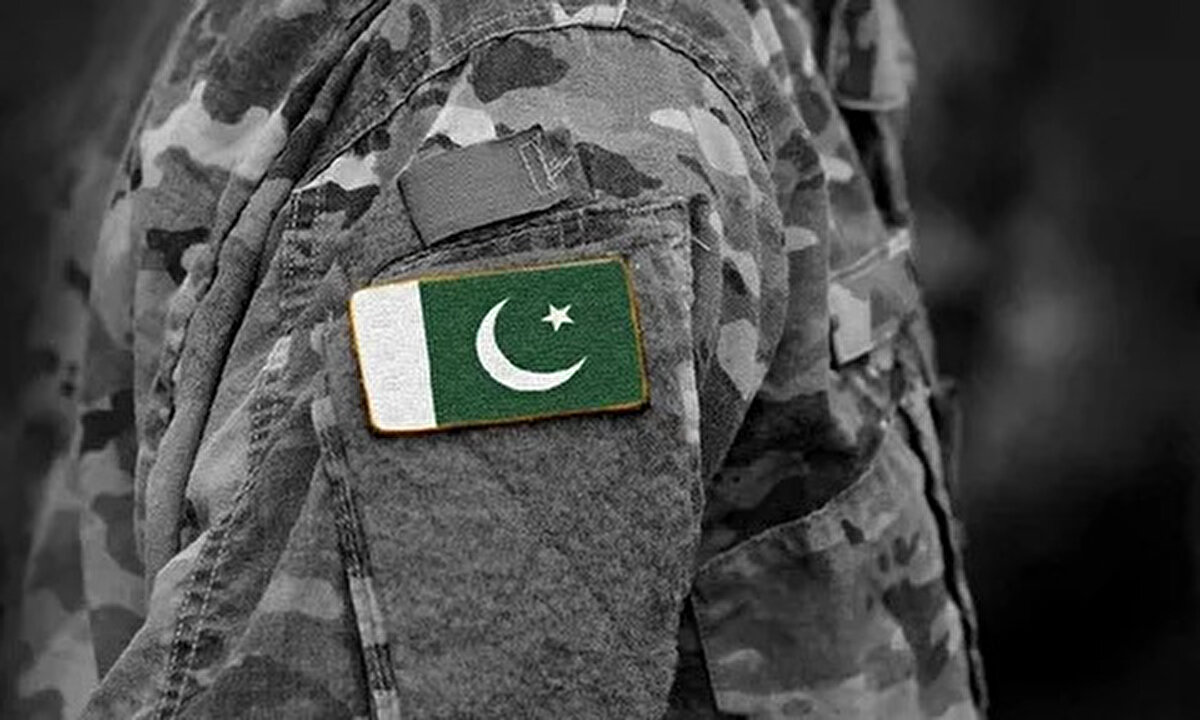 Pakistan 🇵🇰<br>Toplam Asker Sayısı: ~1 milyon<br><br>Aktif Personel: ~640 bin<br><br>Yedek ve Paramiliter: ~360 bin<br><br>Öne Çıkan: Hindistan karşısında caydırıcılık stratejisi önemli.<br><br>Detay: Nükleer silaha sahip sayılı ülkelerden biri.<br><br>