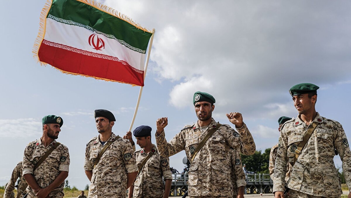 İran 🇮🇷<br>Toplam Asker Sayısı: ~940 bin<br><br>Aktif Personel: ~580 bin<br><br>Yedek ve Paramiliter: ~360 bin<br><br>Öne Çıkan: Devrim Muhafızları (IRGC) ayrı bir ordu gibi çalışıyor.<br><br>Detay: Dış operasyon kabiliyeti (ör: Suriye, Irak) gelişmiş durumda.<br><br>