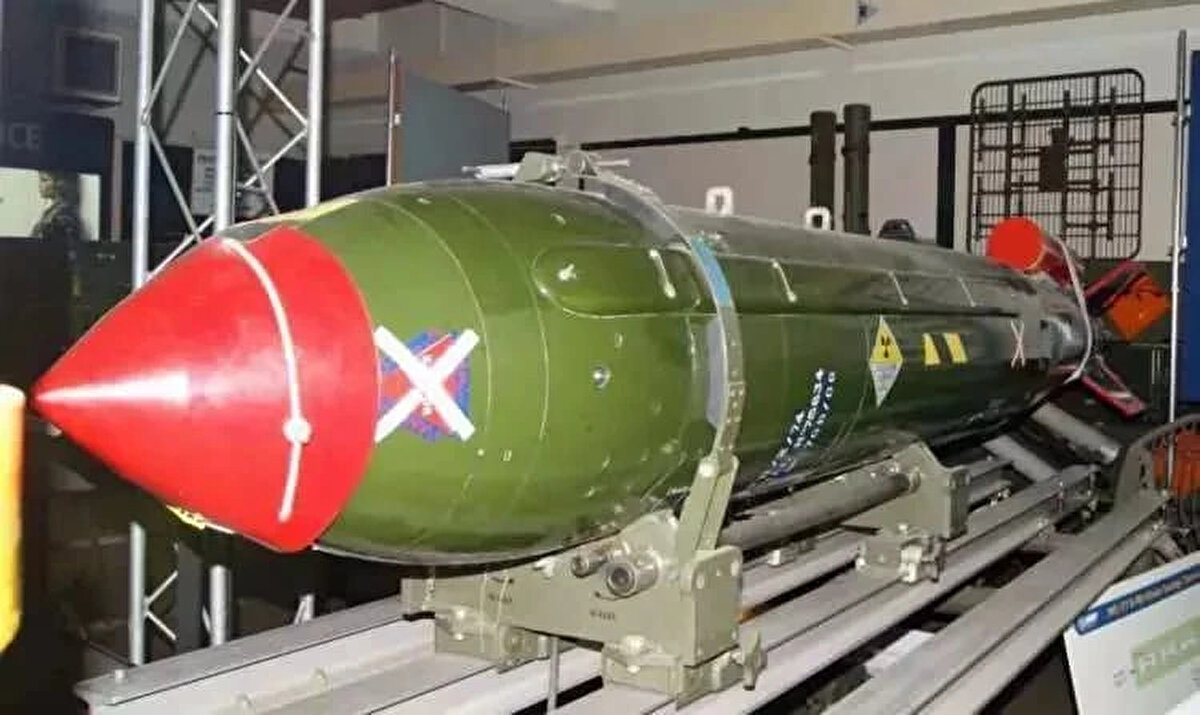 Birleşik Krallık 🇬🇧<br>Tahmini Toplam Başlık: ~225<br><br>Öne Çıkan: Tüm nükleer başlıklar Trident II denizaltı sistemine bağlı.<br><br>Detay: Savunma politikası gereği sürekli denizde devriye.<br><br>