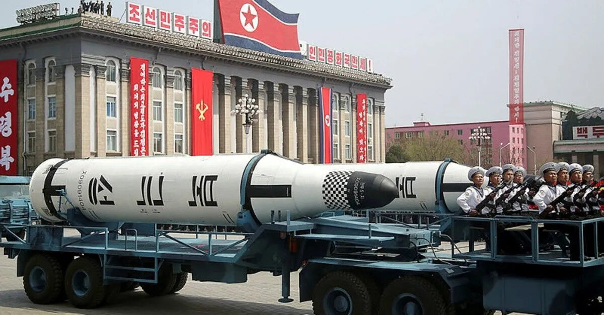 Kuzey Kore 🇰🇵<br>Tahmini Toplam Başlık: ~30–50<br><br>Öne Çıkan: Hızla test yapıyor, taktik sistemlere geçiyor.<br><br>Detay: Uluslararası izolasyona rağmen nükleer kapasiteyi artırıyor.<br><br>