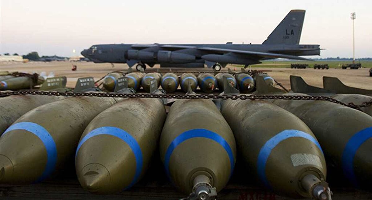  NPT Nedir, Kimler Dahil?<br>Nükleer Silahların Yayılmasını Önleme Anlaşması (NPT), 1970 yılında yürürlüğe giren ve bugün 190’dan fazla ülkenin taraf olduğu bir uluslararası sözleşmedir. Ama sadece 5 ülke resmen nükleer silaha sahip olma hakkına sahiptir: ABD, Rusya, Çin, Fransa ve İngiltere.