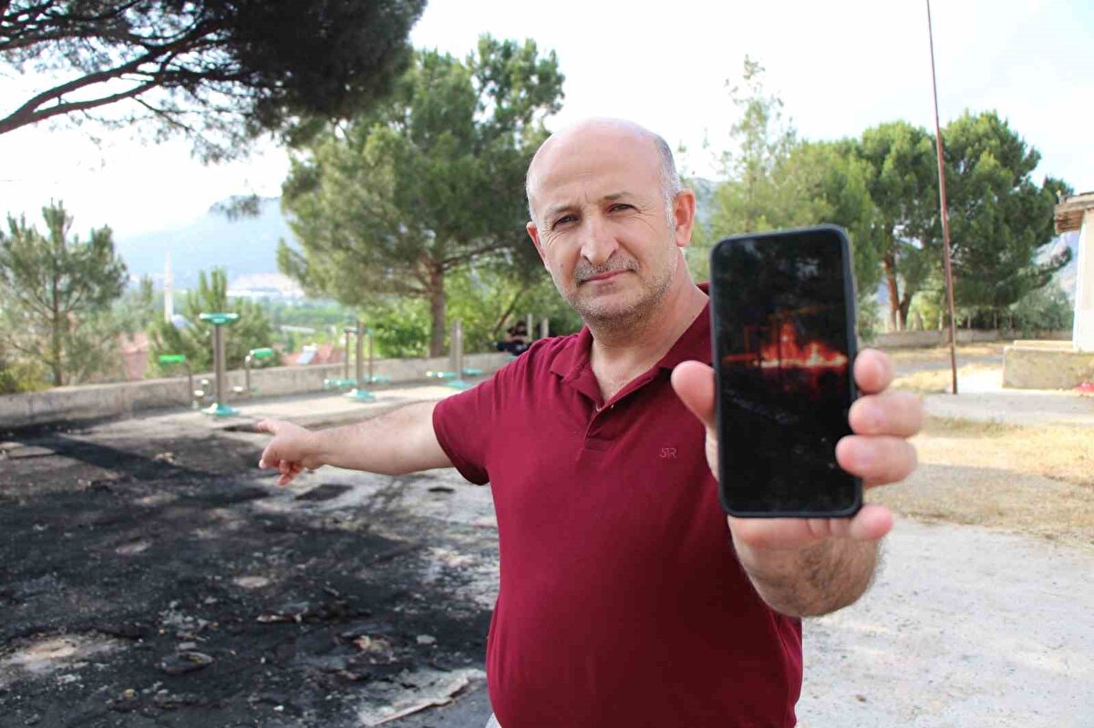 Haber verilmesi üzerine olay yerine itfaiye ekipleri sevk edildi. Bir ağacı da saran alevler, yakındaki kullanılmayan eski okul binasına sıçramadan söndürüldü.