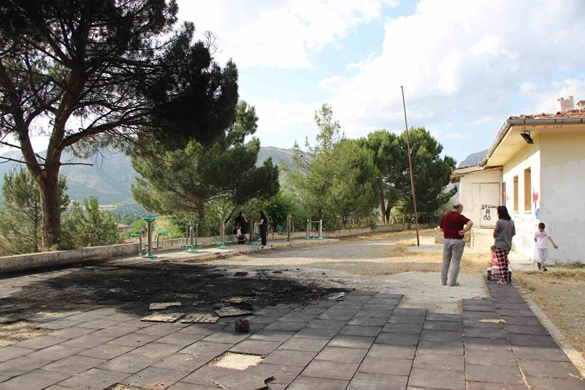 Edinilen bilgiye göre, merkez Koza Mahallesi’nde bulunan bir çocuk parkında geç saatlerde henüz bilinmeyen bir nedenle yangın çıktı. Yangın hızla büyürken çocuk parkındaki aletler alev alev yanmaya başladı.