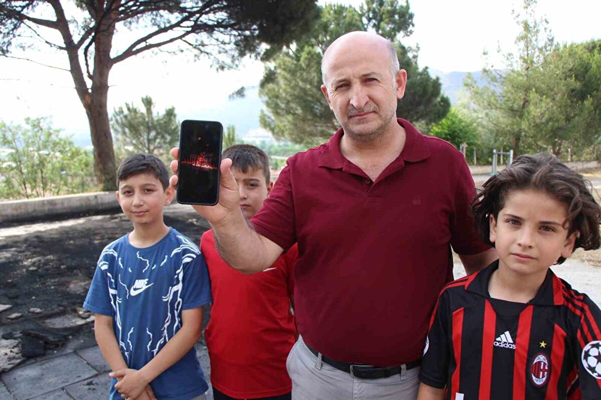 Geceyi aydınlatan alevleri endişeyle takip eden Koza Mahallesi Muhtarı Hüseyin Keşoğlu, "Mahallemizde bir tane parkımız vardı. O da yandı, bitti, kül oldu. Yetkililerden mahallemdeki park sorununun çözülmesini istiyoruz" dedi.