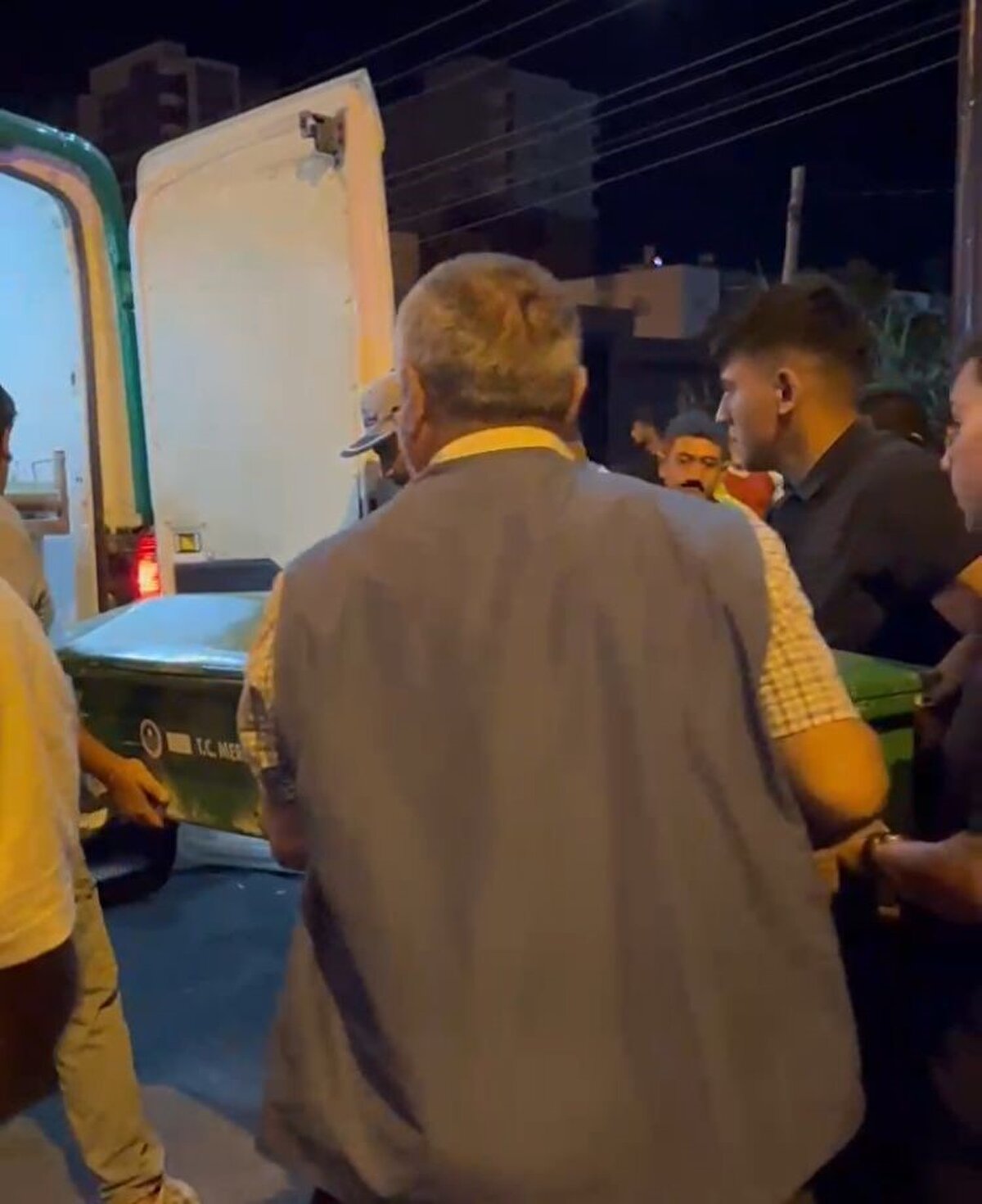 Alınan bilgiye göre, gece saatlerinde H.Ö. (25) idaresindeki 33 TR 233 plakalı otomobil, 18 yaşındaki B.A.’nın kullandığı 33 AND 404 plakalı motosikletle çarpıştı. Kazayı görenler durumu 112 Acil Komuta Merkezi’ne bildirdi.