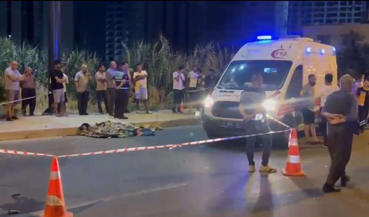 Olay yerinde yapılan inceleme sonrasında cenaze ilçe devlet hastanesi morguna gönderildi.<br>Sürücünün gözaltına alındığı kaza ile ilgili soruşturma sürüyor.