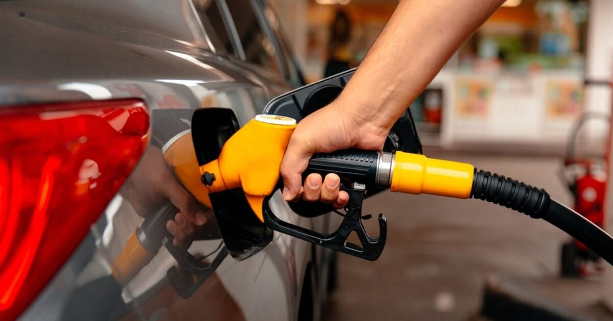 Yeni zam beklentisi<br><br>Haber Global’in aktardığı bilgilere göre; 19 Haziran Çarşamba gününden itibaren geçerli olmak üzere benzine 1,56 TL, motorine ise 1,87 TL zam öngörülüyor. Bu artış doğrudan pompa fiyatlarına yansıyacak.