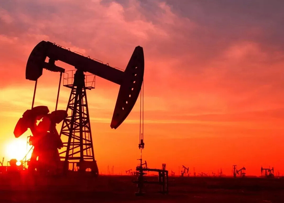 İzmir akaryakıt fiyatları<br><br>Benzin: 49,41 TL<br>Motorin: 50,67 TL<br>LPG: 24,94 TL