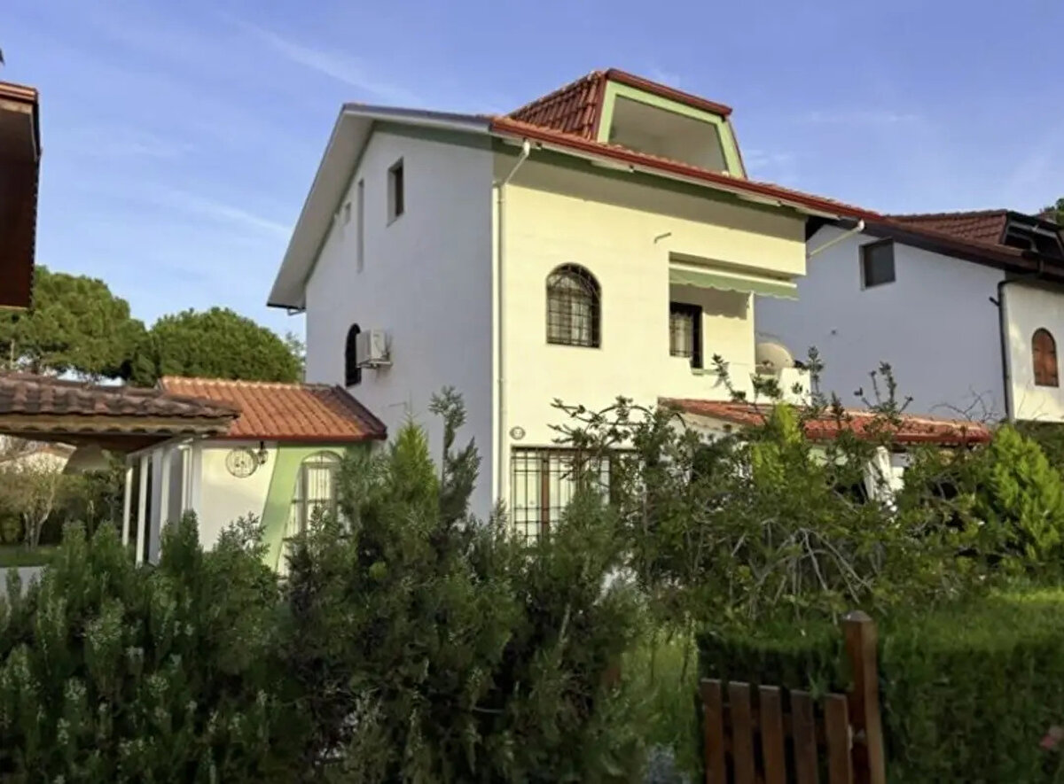 Satış kararı geldi<br><br>Yeni Asır’ın haberine göre, yıkım işleminin ardından Ercan, villasını bir emlak ofisi aracılığıyla satışa çıkardı ve Kuşadası’ndan ayrıldı. Belediyenin açtığı davanın ise sürdüğü öğrenildi.