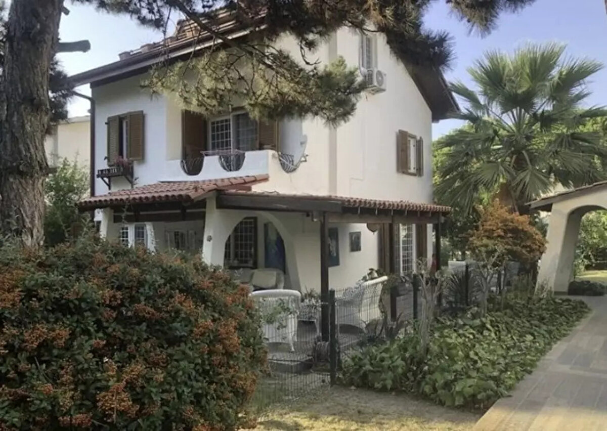 Yıkımı kendisi yaptırdı<br><br>Belediyenin resmi işlem başlatmasının ardından Ercan, hukuki sürecin tamamlanmasını beklemeden kaçak yapıların yıkımına kendisi karar verdi. Sabah saatlerinde başlatılan yıkım çalışmalarıyla tüm izinsiz yapılar ortadan kaldırıldı.