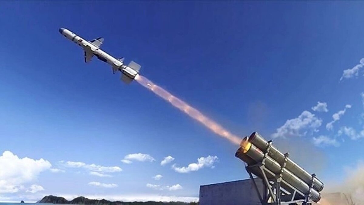 Tayfun Balistik Füzesi<br>Tür: Kısa menzilli balistik füze (SRBM)<br><br>Menzil: ~561 km (resmi olarak açıklanmadı, test görüntüleri var)<br><br>Üretici: ROKETSAN<br><br>Özellikler: Mobil fırlatma rampasından ateşleniyor.<br><br>Detay: Karadeniz'de 2022’de ilk kez test edildi. Türkiye’nin en uzun menzilli füzesi olma özelliğini taşıyor.