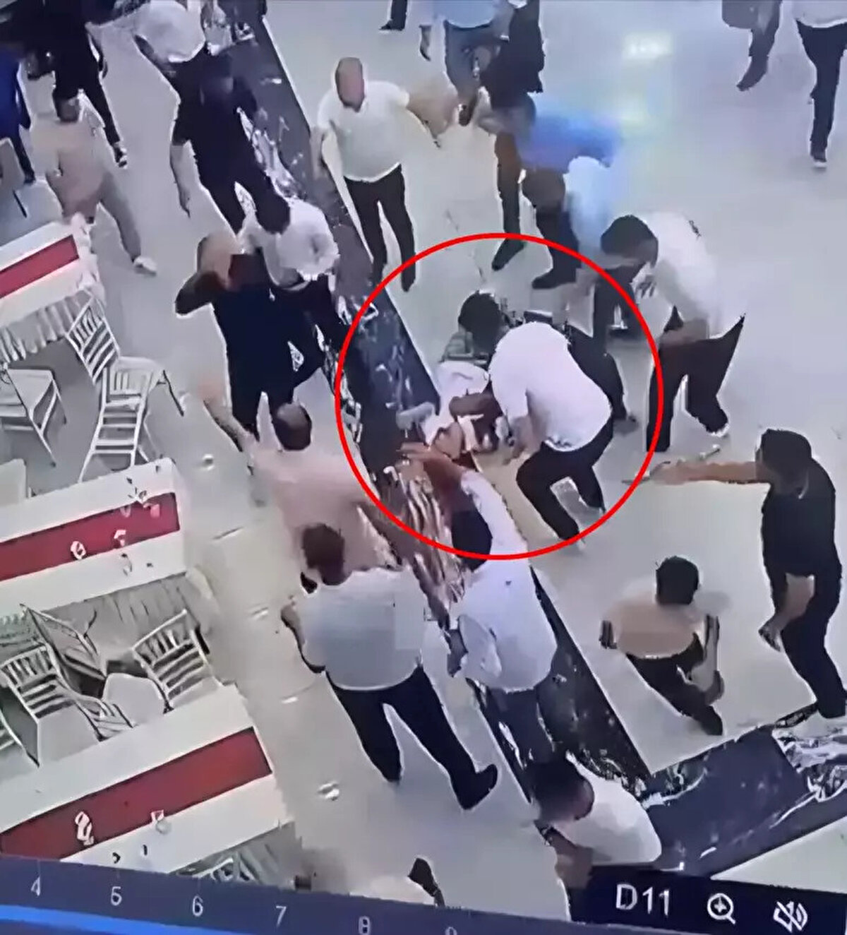 Saldırı anı güvenlik kamerasında <br><br>Öte yandan saldırı anı düğün salonunun güvenlik kamerasına yansıdı. Görüntülerde Aziz Asma, halay çeken Pekgöz’ün arkasında şarjörü tabancasına taktıktan sonra defalarca ateş ediyor. Saldırıyı fark eden Pekgöz kaçmaya çalışırken yere yığılıyor. Davetliler panik yaşarken, Aziz Asma silahını çevredekilere tutarak olay yerinden kaçıyor.