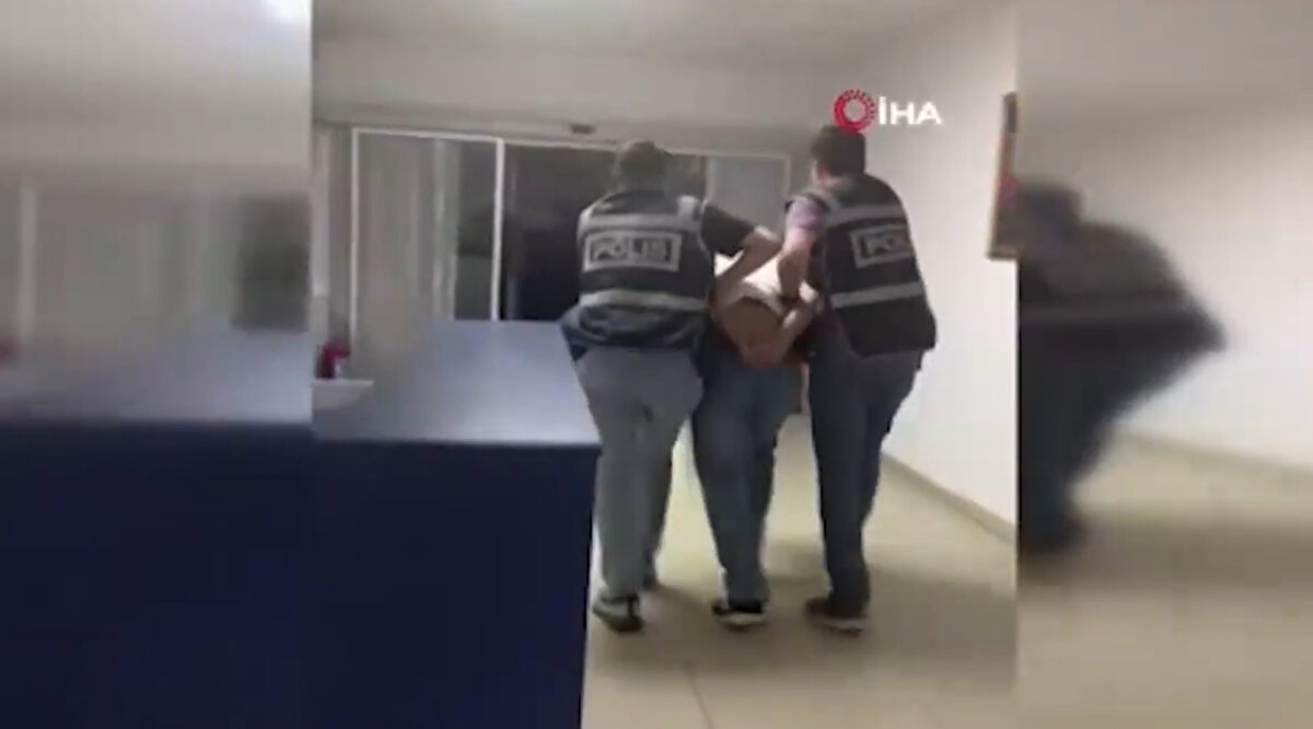 Olayın arkasından Pubg mobil oyunu çıktı<br><br>Sanal oyunda başlayan kavga 19 yaşındaki bir genci hayattan kopardı. Polis tarafından yürütülen soruşturmada elde edilen bilgilere göre, aynı mahallede oturan Aziz Asma ve Adnan Pekgöz, 4 yıl önce 'Pubg' adlı sanal oyunu oynarken aralında çıkan tartışmada birbirlerine hakaret edince, ikili arasında husumet oluştu.