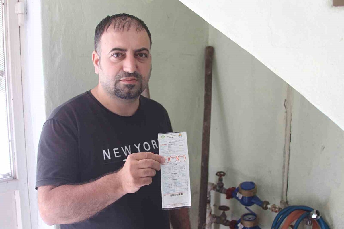 Yaşadığı mağduriyete tepki gösteren Abdullah Şimşek, "Bana hayatım boyunca böyle bir ASKİ faturası gelmedi, havuzum olsa böyle bir fatura gelmezdi. 500-700 TL arası sabit geliyordu, bilemedin 800-900 TL olsun aylık fatura geldiği oluyordu. 4 bin 500 TL neredeyse 1 yıllık faturama denk geliyor. Ben bu yaşıma kadar böyle bir şey görmedim. Bir annem bir ben varım, havuzum olsa bu kadar gelmez. Bunun bir çözüme kavuşmasını istiyoruz. Su sayacımın sağlam olduğunu söylemelerine rağmen yeni sayaç taktılar" ifadelerini kullandı.