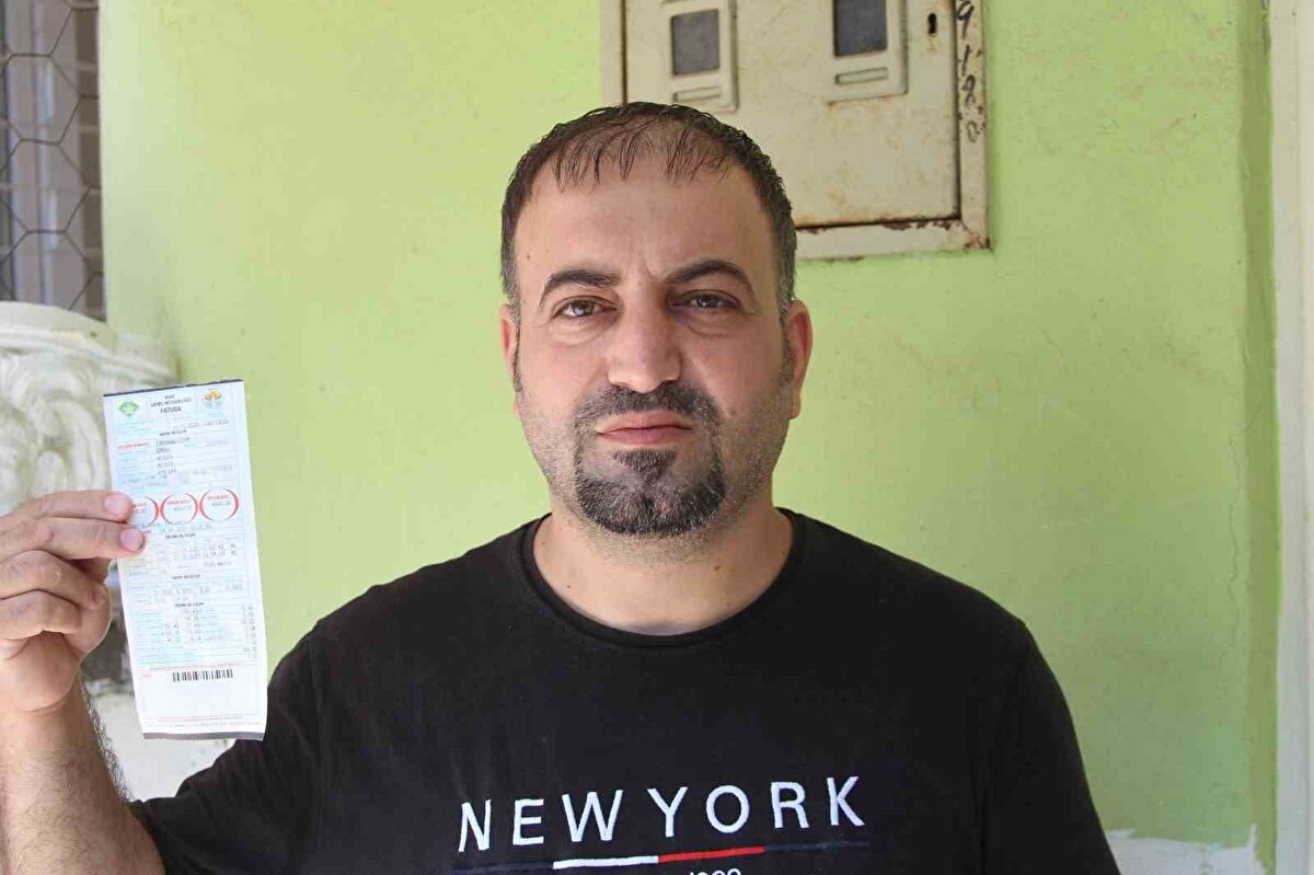 Merkez Seyhan ilçesine bağlı Namık Kemal Mahallesi’nde annesiyle birlikte müstakil bir evde yaşayan Abdullah Şimşek (42), Adana Büyükşehir Belediyesine bağlı Adana Su ve Kanalizasyon İdaresi’nden (ASKİ) gelen fatura karşısında şok oldu. 