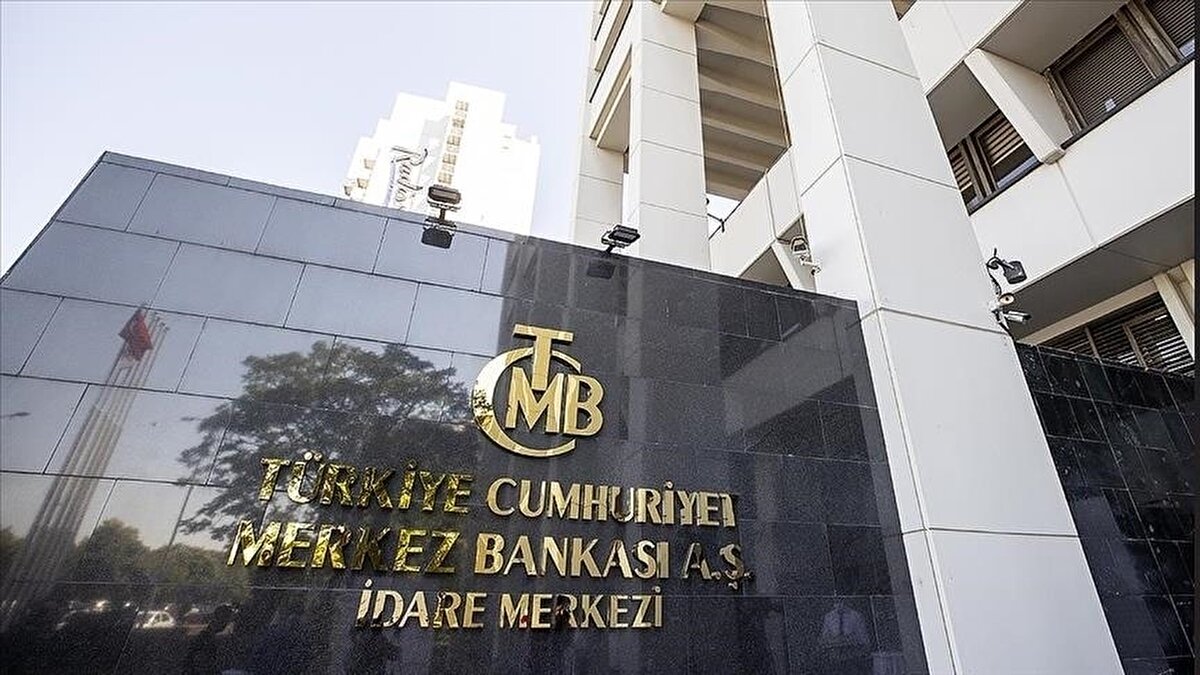 Haziran ayı Merkez Bankası faiz kararı merakla bekleniyor. Piyasaları doğrudan etkileyecek olan karar yatırımcılar tarafından yakından takip ediliyor. Merkez Bankası son olarak Nisan ayında açıkladığı faiz kararı ile artışa gitmişti ve faizi 350 baz puan artırarak yüzde 46 seviyesine yükseltmişti. Peki Haziran ayı Merkez Bankası faiz kararı ne zaman açıklanacak? Ekonomistlerin beklentisi ne yönde? İşte detaylar...