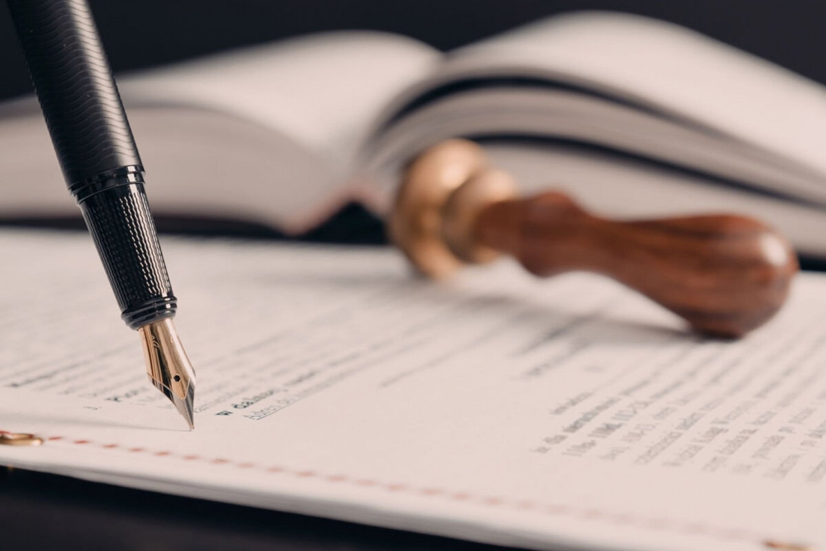 Miras işlemlerinde köklü değişiklikleri beraberinde getiren yeni düzenlemeler yürürlüğe girdi. Artık mirasçıların taşınmaz devri için noter onayı almasına gerek kalmayacak. Ayrıca mirasın eşit paylaşılması zorunluluğu da kaldırıldı. Bu sayede işlemler daha hızlı ilerleyecek ve aile içi anlaşmazlıkların önüne geçilecek.