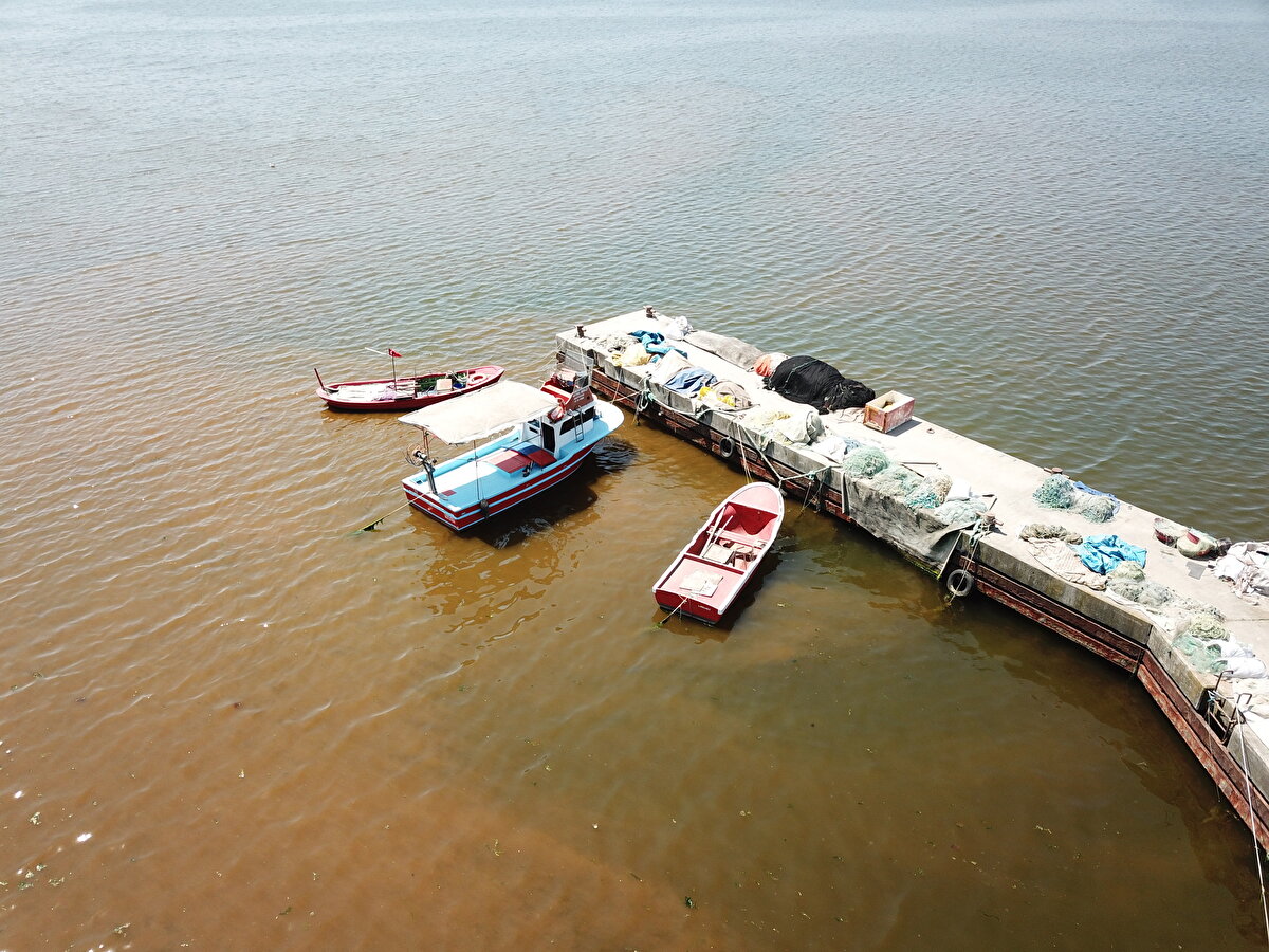 3 ili uyardı<br><br>Prof. Dr. Ergül, "Bölgemizdeki nüfus yoğunluğu oldukça fazla ve maalesef her geçen gün bu yoğunluğun arttığını görüyoruz. Bir raporda, her yıl yaklaşık olarak 30 bin kişinin Kocaeli nüfusuna eklendiğini okumuştum. Dolayısıyla da bu kaldırılması çok zor bir yük. Çünkü Kocaeli'ye eklenen her nüfusun öyle ya da böyle denize de bir çıktısı oluyor. O bakımdan İstanbul başta olmak üzere, Marmara Bölgesi'ndeki nüfusu yoğun olan Kocaeli, Bursa gibi şehirlerimizdeki nüfusun artışıyla ilgili tedbirler düşünülmesi şarttır. Bu elbette kolay bir şey değildir; uzun vadede 5, 10, 20, 50 yıllık perspektiflerde düşünerek tedbirler alınması gerekir. Giderek artan nüfus, bölgenin taşıyabileceği yükü artık zorluyor hatta üzerinde olduğunu da gösteren emarelerle karşılaşıyoruz. Dolayısıyla da çok fazla zaman geçirmeden bu konulara kafa yormak gerekir" dedi.