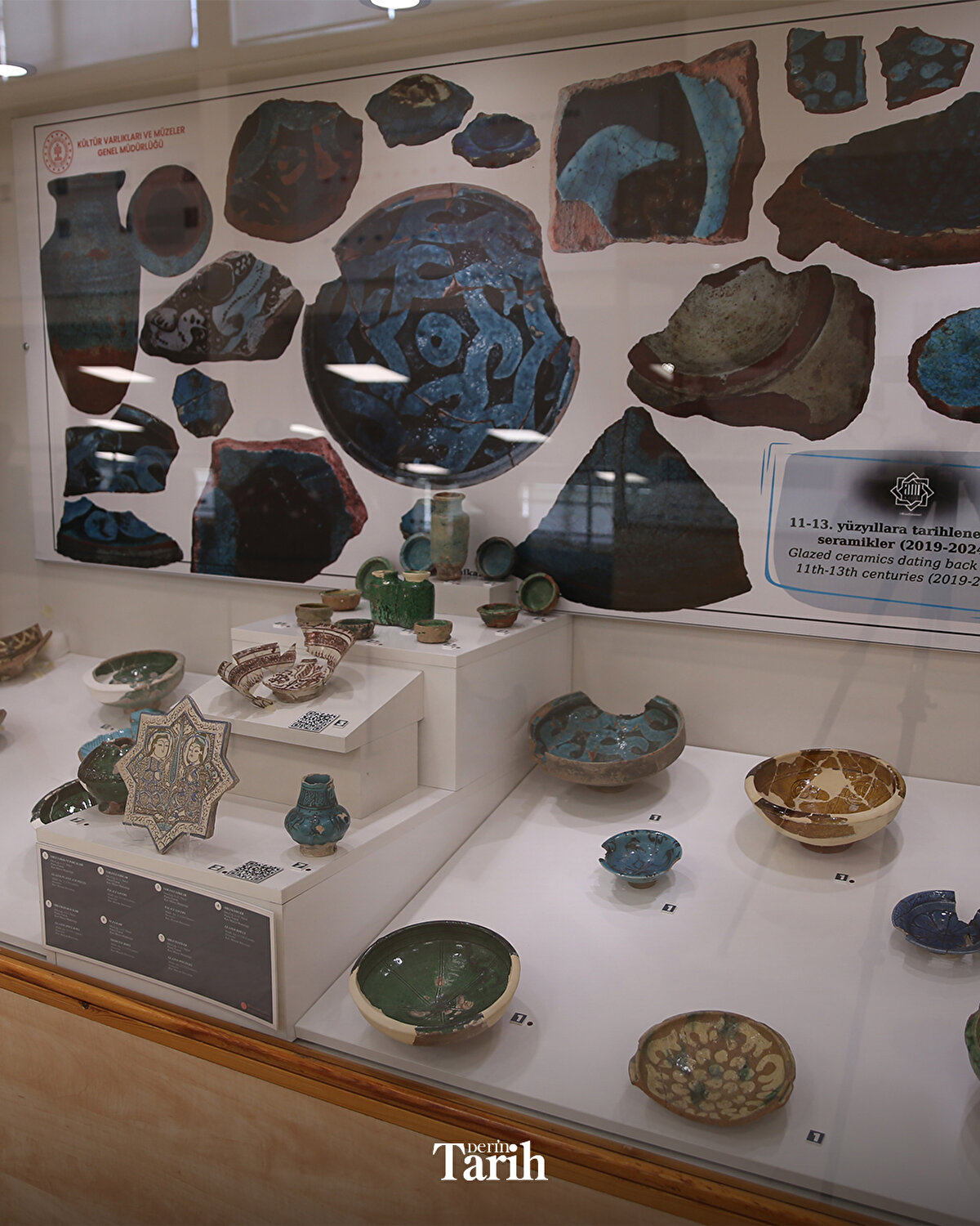 Aslan, müzedeki iki vitrinde sırlı seramik bölümü açtıklarını belirterek, "Bu seramikler arasında özellikle 900 ile 1000 yıl öncesine ait olan önemli Orta Çağ dönemi seramikleri bulunmaktadır. Bunların en güzel örnekleri ise Selçuklular dönemine ait olan 'sırlı seramikler'dir. Yeşil ve mavi tonlarında kobalt mavisi tonlarında yapılmış olan 'sırlı seramikler' üzerinde, bitkisel ve geometrik süslemeler ile insan figürleri bulunmaktadır." dedi