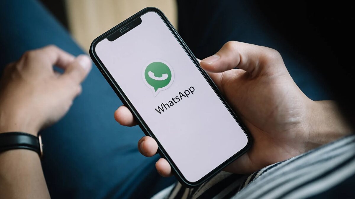 Uzun süredir reklamsız hizmet veren WhatsApp, artık bu politikadan vazgeçiyor. Meta'nın açıklamasına göre, birkaç durum güncellemesi izledikten sonra kullanıcılar sponsorlu içeriklerle karşılaşacak. Instagram Hikayeleri’nde olduğu gibi, kullanıcı deneyimi kesintiye uğramadan reklamlar araya yerleştirilecek.