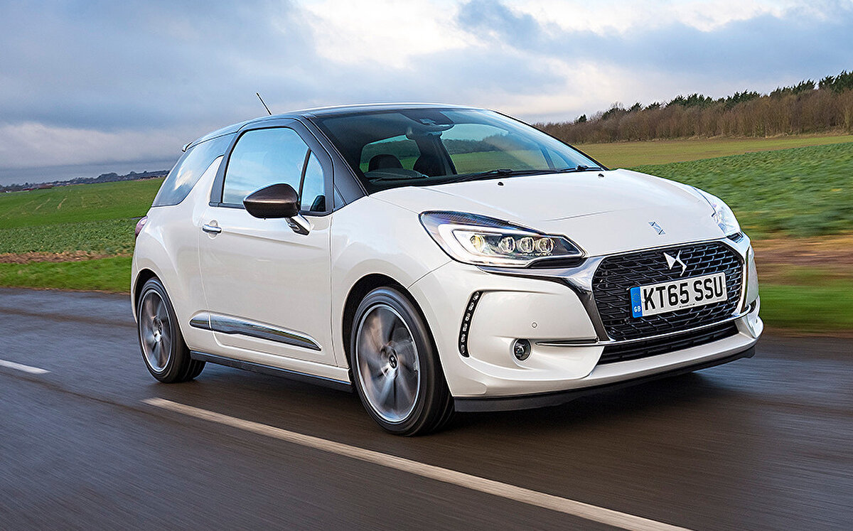 Hava yastığı için mektup gönderilmişti ama adres yanlış çıktı<br><br>Acil servis ekipleri, Takata hava yastıklarının karıştığı kazalarda tipik olarak görülen yüz yaralanmasının boyutunu görünce hemen şaşırdı. Radio France'a göre ölen kişi, Citroen C3'ünün 2014 yılından kalma hava yastığını değiştirmek için bir geri çağırma mektubu almamıştı. Stellantis, AFP'ye 20 Mayıs'ta mağdura taahhütlü bir mektup gönderdiğini belirtti. Ancak araç kayıt dosyasındaki adres yanlıştı ve mektup göndericiye iade edilmişti.