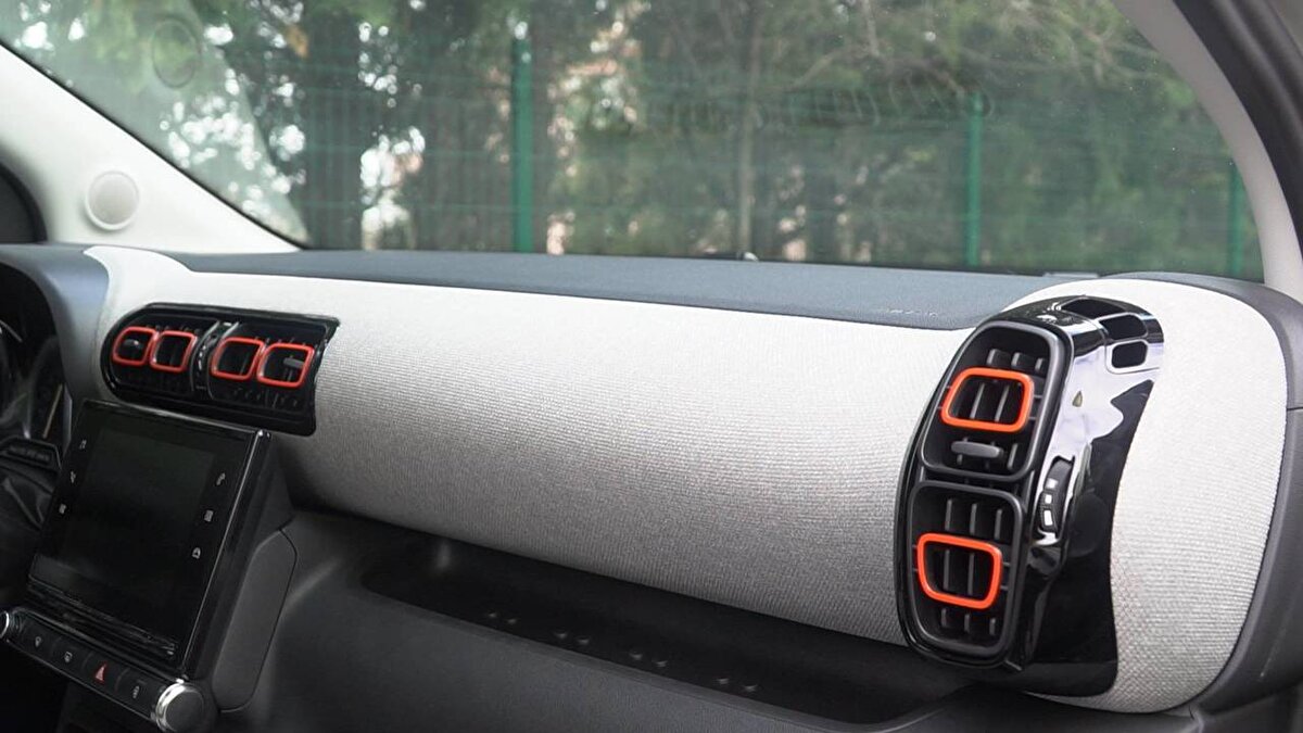 Hava yastığı bir kadını daha hayattan kopardı<br><br>Fransa'da Reims otoyolunda 11 Haziran'da meydana gelen kazada 37 yaşındaki bir kadının ölümüne Takata hava yastıkları neden oldu. Savcı François Schneider'e göre, 2014 model Citroen C3'ün hava yastığının patlaması, ölümüne yol açan çok ciddi yaralanmalara neden oldu. Radio France'ın soruşturma birimine göre, vefat eden kişinin bir kamyondan kaçınmaya çalışırken çift yönlü anayolda bariyerlere çarptı. Bunun üzerine hava yastığı tetiklendi ve patladı.