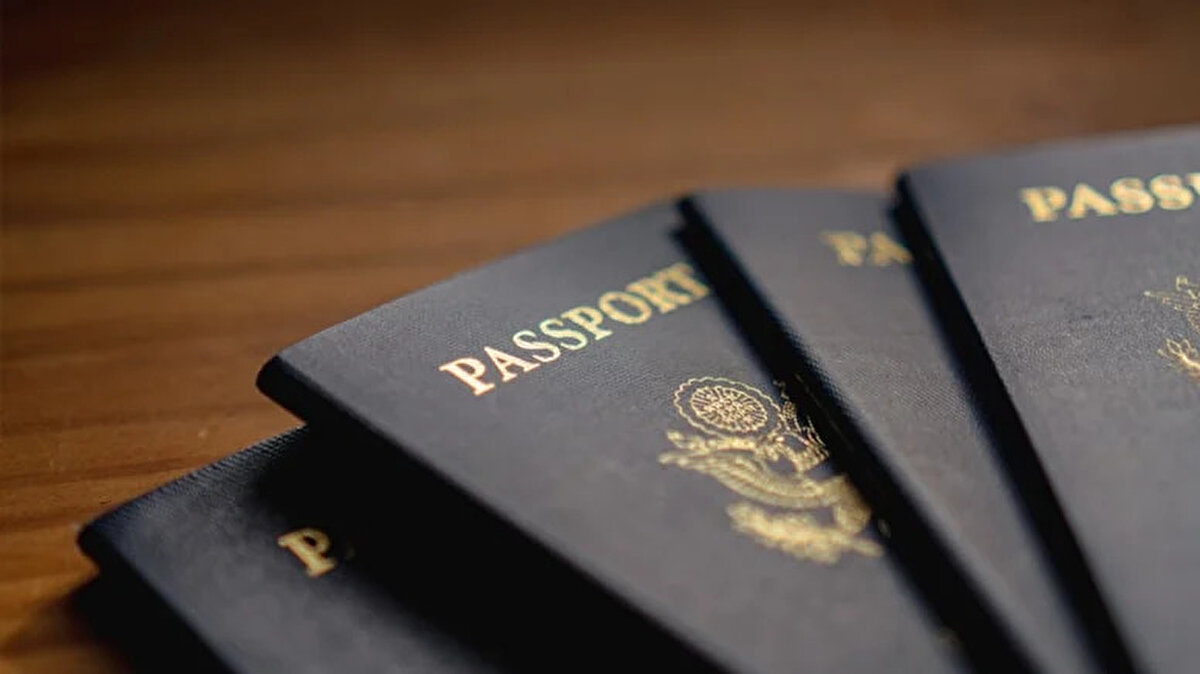 🇹🇷 Türkiye’nin Durumu:<br><br>2025 yılına ait pasaport endeksi verileri açıklandı. Türkiye, 116 ülkeye vizesiz seyahat hakkı tanıyan pasaportuyla listenin 46’ncı sırasında kendine yer buldu. Ancak Türk vatandaşları, Avrupa Birliği ülkeleri, ABD ve Kanada gibi birçok önemli destinasyona hâlâ vizeyle giriş yapmak zorunda kalıyor. Bu durum, küresel hareketlilik açısından önemli bir kısıtlama olarak değerlendiriliyor.<br><br>Pasaport gücü sıralamasında ülkelerin yalnızca ekonomik gelişmişlikleri değil, aynı zamanda dış politikadaki etkinlikleri, güvenlik iş birlikleri ve diplomatik ilişkileri de belirleyici oluyor. Özellikle Asya ve Avrupa’da diplomasi trafiğini etkili yürüten ülkeler ön sıralarda yer alırken, Türkiye listenin ortalarında kaldı.