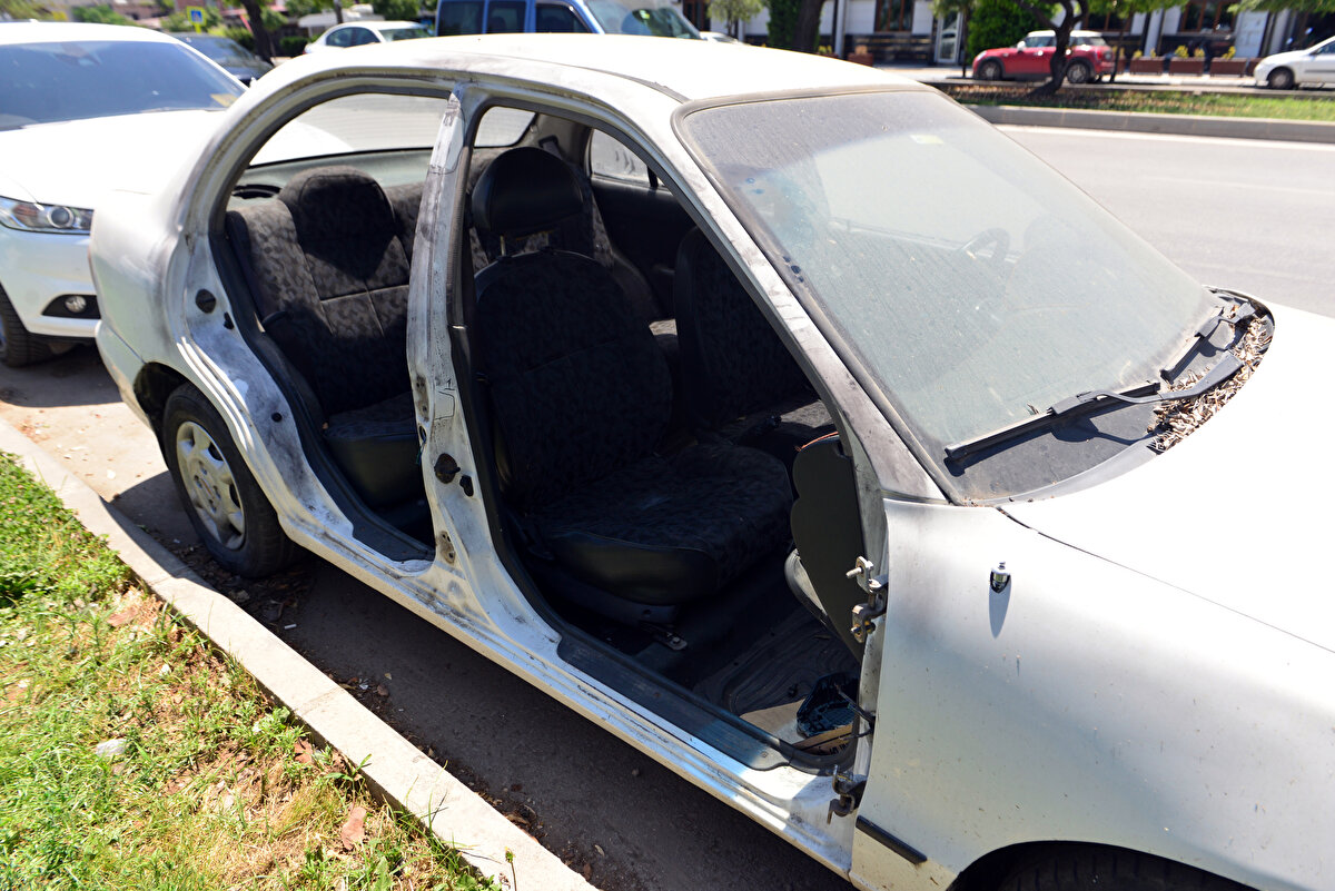 Otomobilinin kapılarını teslim alan Şehmus Baysal, ağlanacak haline güldüğünü ifade ederek, "Muayenesi yaklaştığı için aracı bakıma bırakmıştım. Usta aracın bakımını kademe kademe yapıyordu. Bir gün telefonum çaldı, aracın bakımının bittiğini düşündüm. Kapıların çalındığı söylenince inanmadım, telefonu kapattım. Sonra emniyetten çağırılınca şaşırdım ve görüntüleri izleyince durumu anladım. Görüntülerde şüpheli kişi sigara içerek, büyük bir rahatlıkla aracımın sağ ön ve arka kapısını söküp götürdüğünü gördüm" diye konuştu.