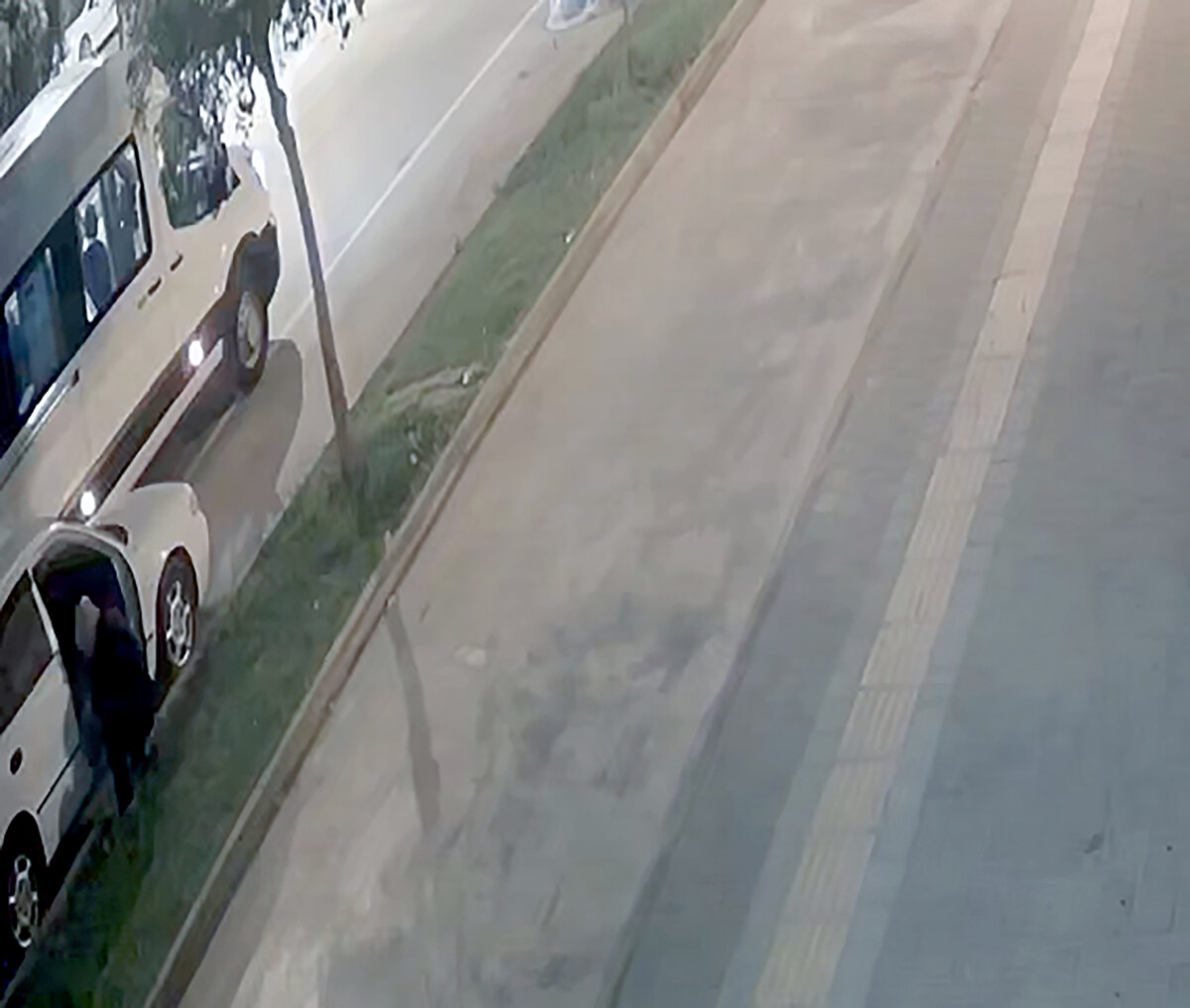 Adresinde yakalandı<br><br>hbarla harekete geçen Hırsızlık ve Yankesicilik Büro Amirliği ekipleri, şüphelinin yakalanması için çalışma başlattı. Polis, Yüreğir ilçesi Kışla Mahallesi'ndeki evine yapılan baskında Suat Ö.’yü gözaltına aldı. Şüphelinin çaldığı kapılar ise kendi otomobiline takılmış halde bulundu. Emniyete götürülen şüpheli, ifadesinde, "Otomobilimin kapıları hasarlıydı. Aynı marka ve model olduğunu görünce çalmaya karar verdim" dedi.