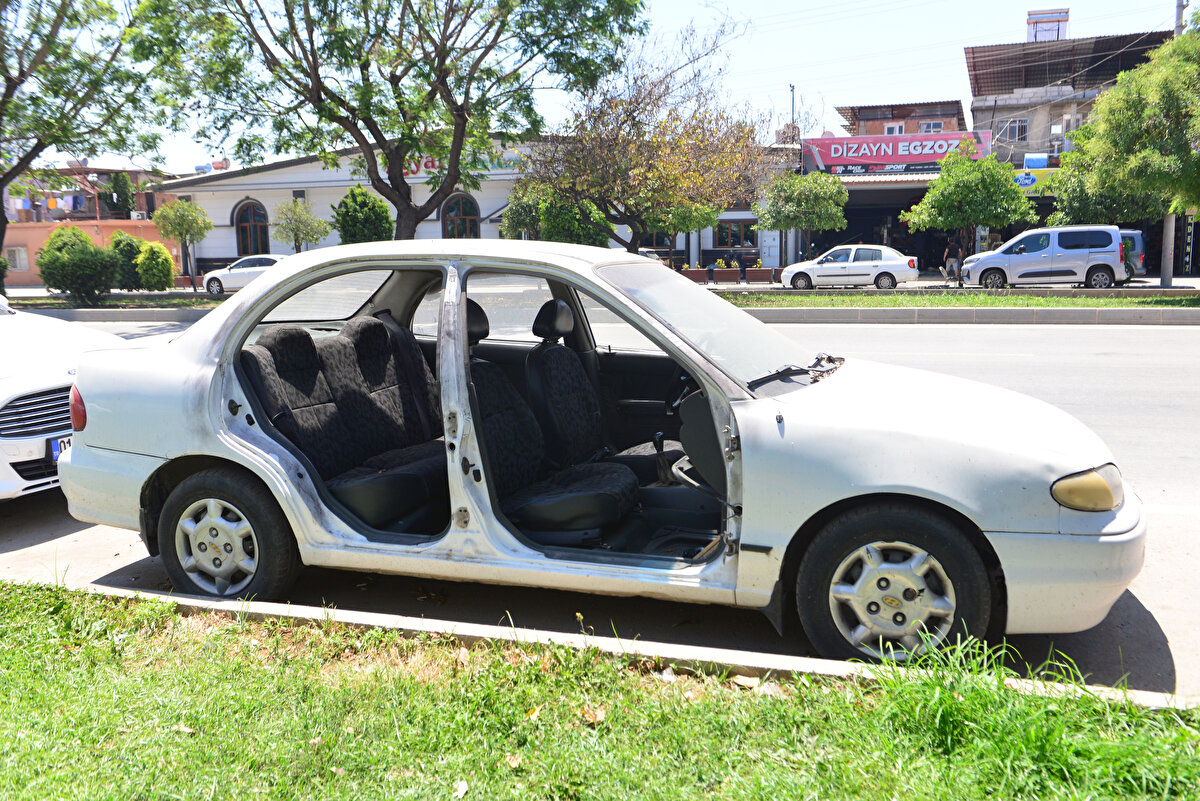 Emniyete gidip kapılarını teslim alan Baysal, "Eve dönerken bir gazeteciyle karşılaşmamayı diledim. Fotoğrafım sosyal medyada paylaşılınca konu duyuldu. Daha önce benzer haberler yaparken bir otomobilin aküsünün, lastiğinin çalındığını gördüm ancak kapısının çalındığını hiç görmemiştim. Çok arkadaşım aradı, espri yaptığımı düşündü. Sonunda kapılara kavuştum. Kendi aracına takmış, polis de kapıları söktürüp, getirmiş" dedi. Diğer yandan emniyetteki işlemlerinin ardından adliyeye sevk edilen Suat Ö., çıkarıldığı mahkemede tutuklandı.