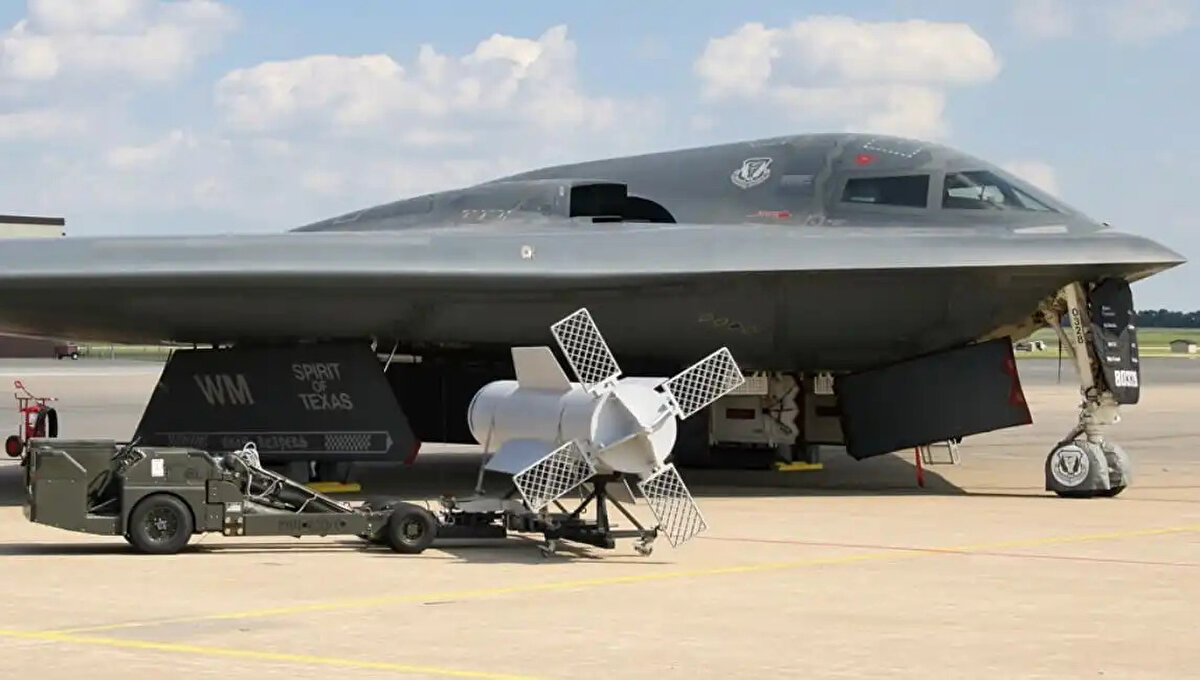 Teknik özellikleri neler?<br><br>MOP bombası yaklaşık 13,6 ton ağırlığında olup, içerisinde 2,4 ton patlayıcı barındıran bir savaş başlığına sahiptir. Uzunluğu 6,2 metreyi bulan bu mühimmat, hassas güdüm sistemi sayesinde yüksek doğrulukla hedefe yönlendirilir.<br><br>Bomba, özel alaşımlı yoğun çelikten üretilen sağlam gövdesi sayesinde beton, kaya ve diğer dayanıklı zeminleri delerek 60 metreden fazla derinlikteki hedefleri etkisiz hale getirebilir. Gelişmiş penetrasyon yeteneği, onu özellikle yer altındaki nükleer tesisler ve komuta merkezleri gibi stratejik hedeflere karşı vazgeçilmez kılıyor.