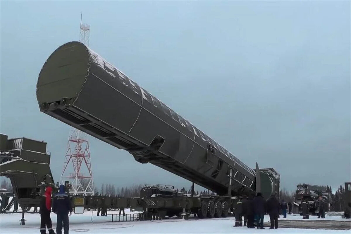 RS-28 Sarmat (Rusya)<br>Tür: Kıtalararası balistik füze (ICBM)<br><br>Menzil: ~18.000 km<br><br>Başlık: 10+ bağımsız nükleer başlık (MIRV)<br><br>Özellik: Hipersonik taşıyıcılarla radarları aşabiliyor<br><br>Not: NATO'daki adı "Satan II" – tek başına bir ülkeyi yok edebilir.