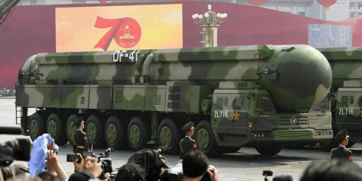 DF-41 (Çin)<br>Tür: Kıtalararası balistik füze<br><br>Menzil: ~15.000 km<br><br>Başlık: 10 nükleer başlık taşıyabiliyor<br><br>Özellik: Karadan mobil platformlardan fırlatılıyor<br><br>Not: Çin’in en uzun menzilli ve en hızlı füzesi.<br><br>