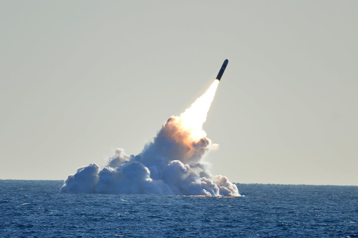 Trident II D5 (ABD / İngiltere)<br>Tür: Denizaltından fırlatılan balistik füze (SLBM)<br><br>Menzil: ~12.000 km<br><br>Başlık: 8–12 nükleer başlık taşıyabilir<br><br>Özellik: Her başlık bağımsız hedefe gidebiliyor<br><br>Kullanıcı: ABD ve İngiltere donanması<br><br>
