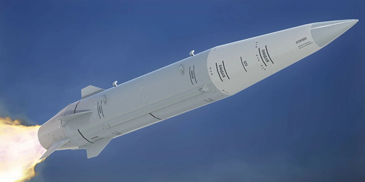 Kh-47M2 Kinzhal (Rusya)<br>Tür: Hipersonik füze<br><br>Menzil: ~2.000 km<br><br>Taşıyıcı: MiG-31K savaş uçakları<br><br>Özellik: Mach 10 hız, çok düşük irtifa ve manevra kabiliyeti<br><br>Not: Ukrayna savaşında fiilen kullanıldı.<br><br>