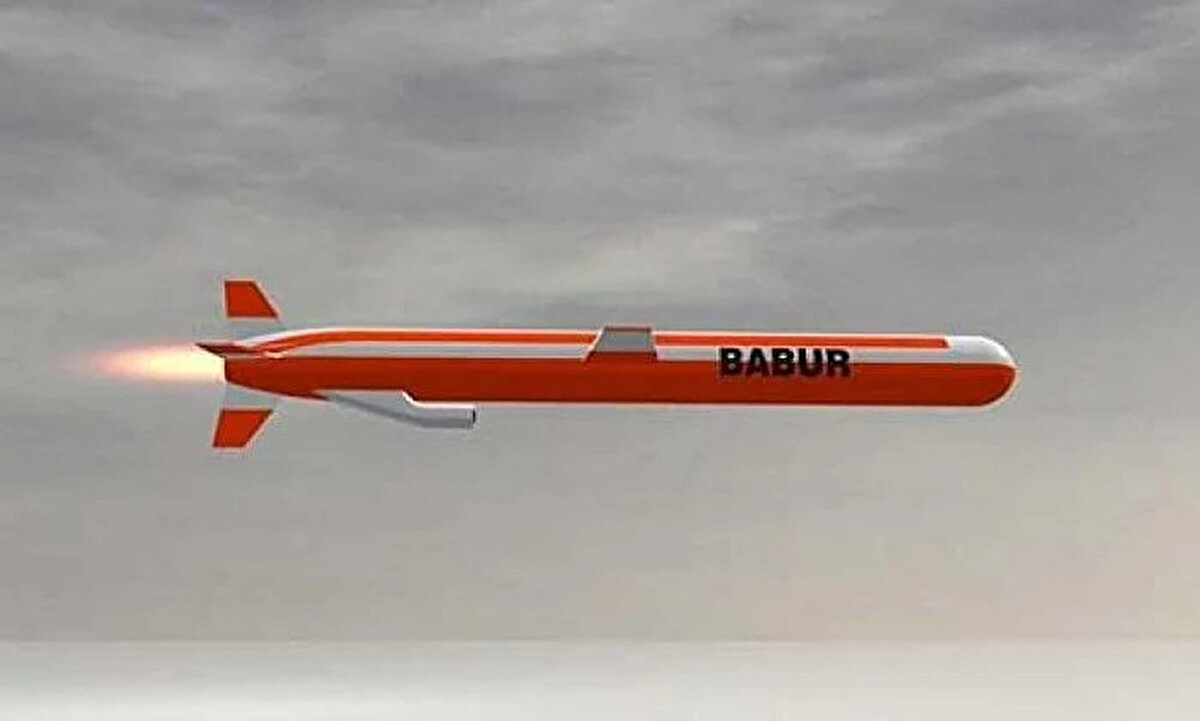 Babur Cruise Missile (Pakistan)<br>Tür: Seyir füzesi<br><br>Menzil: ~700–1.000 km<br><br>Özellik: Nükleer başlık taşıma kapasitesi<br><br>Not: Hint füze savunmasını delmek için geliştirildi.