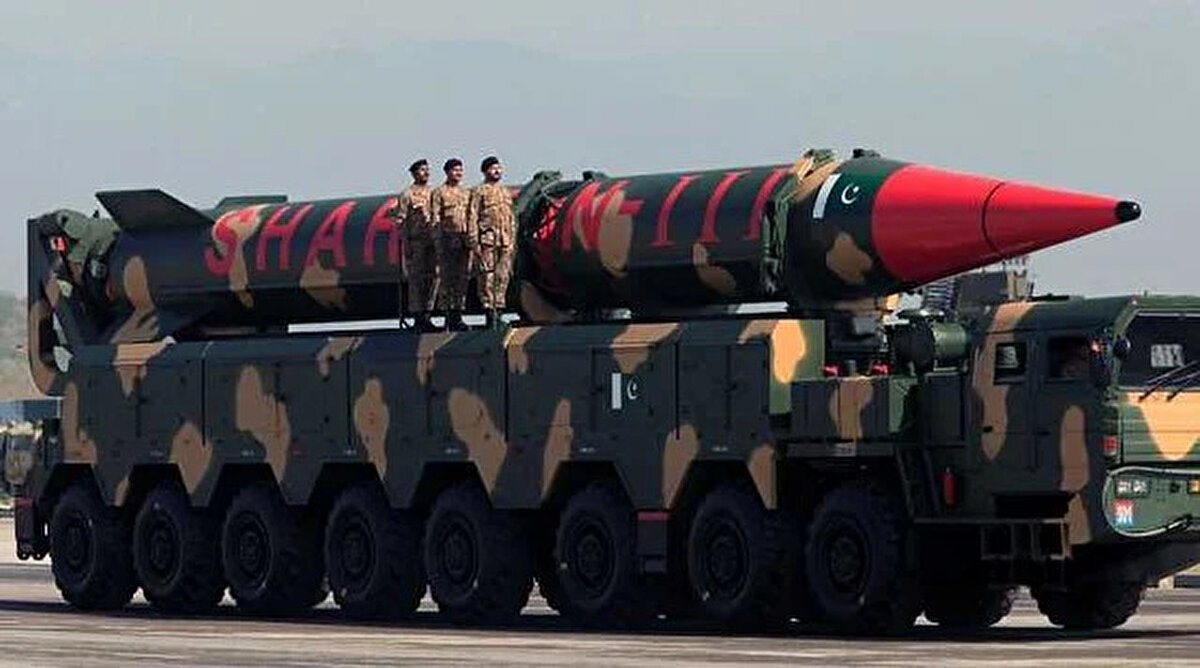 Shaheen-III – Pakistan<br>Tür: Balistik füze<br><br>Menzil: ~2.750 km<br><br>Özellik: Hindistan’ın doğusuna kadar ulaşabilecek kapasitede<br><br>Not: Stratejik caydırıcılıkta büyük rol oynuyor.