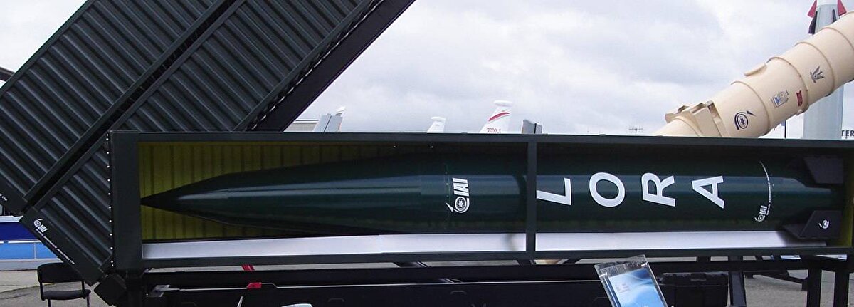 Rafael LORA – İsrail<br>Tür: Karadan ve gemiden fırlatılabilen füze<br><br>Menzil: ~400 km<br><br>Özellik: Elektronik harp ortamında bile çalışabiliyor<br><br>Not: Lazer & GPS güdüm kombinasyonuyla yüksek hassasiyet.