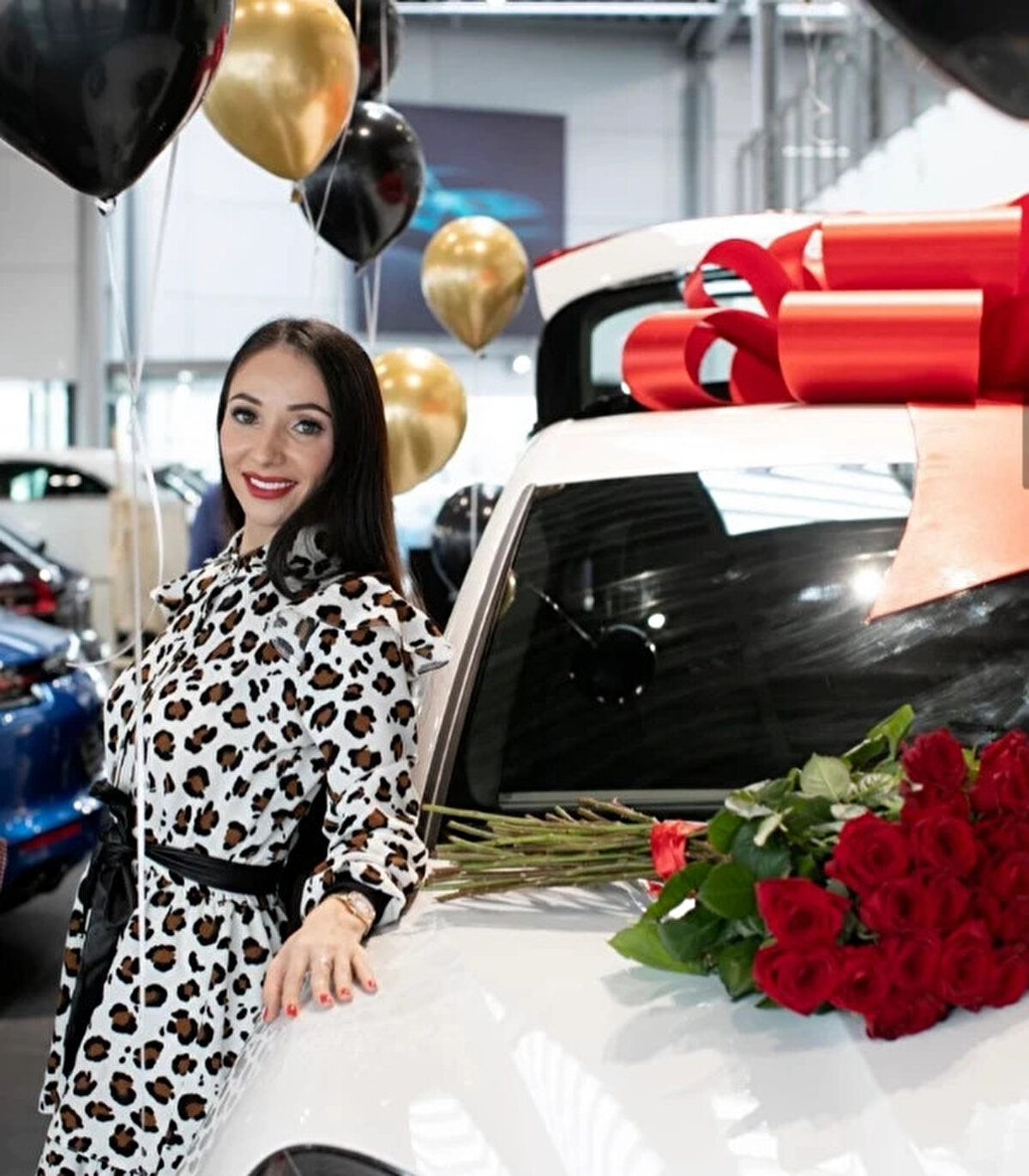 Rapora göre "Frendeks" sisteminin yüzü olarak tanıtım faaliyetlerinde rol alan Madiyarova; konferanslar düzenledi, sosyal medyada videolarla kazanç vadetti, sahte algoritmalarla kazanç simülasyonları sunarak yatırımcıların güvenini kazandı.