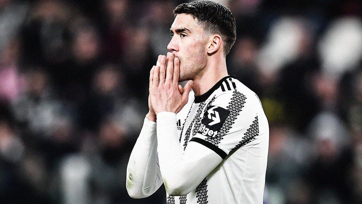 GÖZLER VLAHOVIC'TE <br>Özellikle Edin Dzeko ile yollarını ayırdıktan sonra santrfor bölgesine dev bir takviye yapmak isteyen sarı-lacivertliler gözünü Juventus forması giyen Dusan Vlahovic'e gözünü çevirirken İtalyan basınından kötü haber geldi.