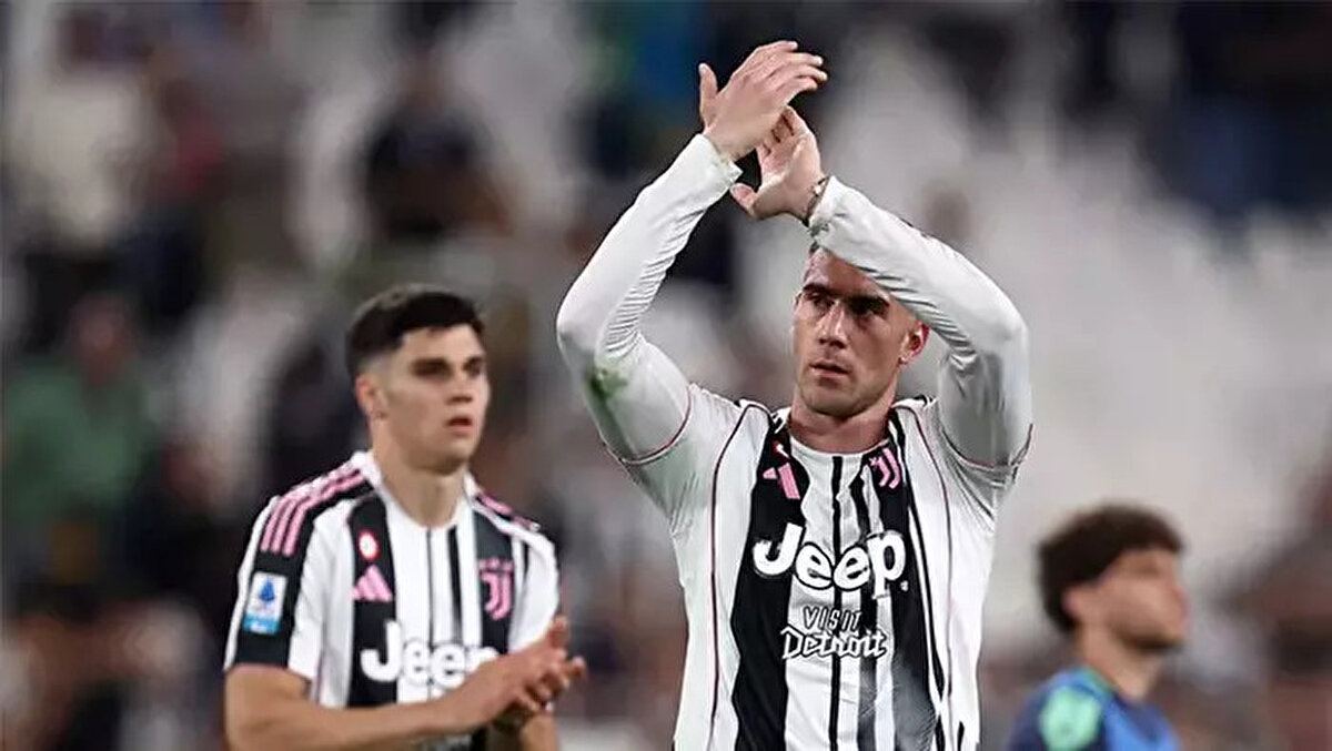 GELECEĞİ ISAK'A BAĞLI <br>Haberin detaylarında ise Liverpool ve Arsenal'in peşinde olduğu Alexander Isak'ın ayrılması durumunda İngiliz ekibinin, Dusan Vlahovic'i kadrosuna katacağı belirtildi.