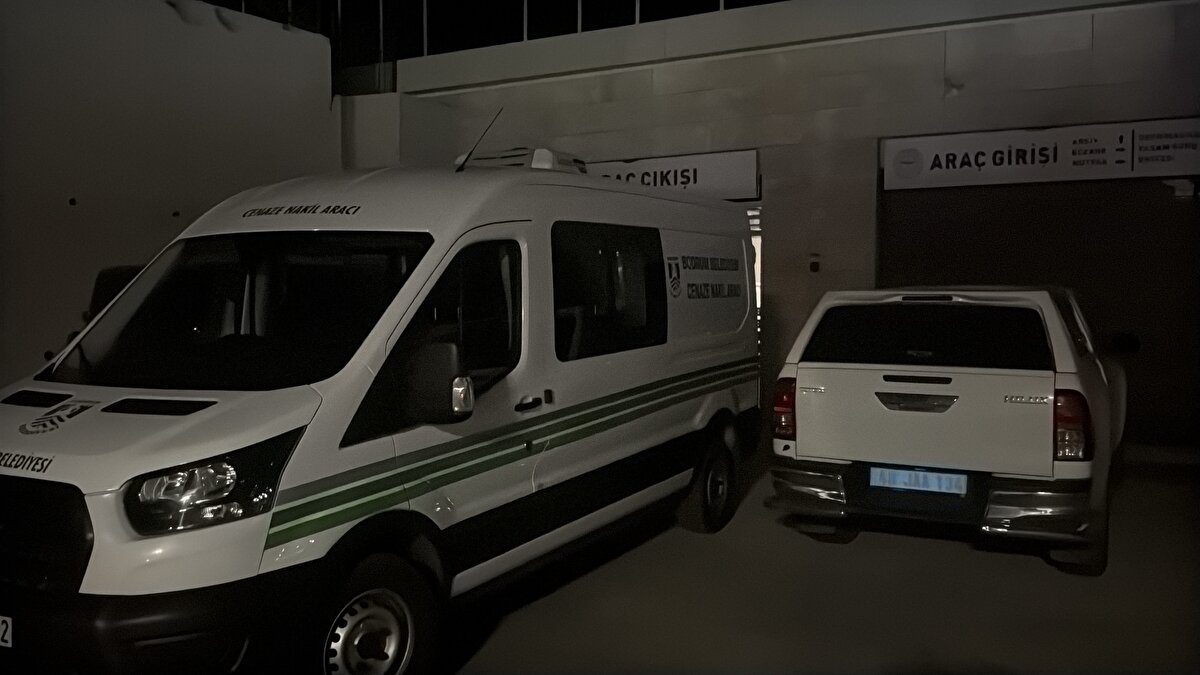 Çarpışmanın etkisiyle her iki sürücü de devrilen motosikletlerden yola savruldu. 